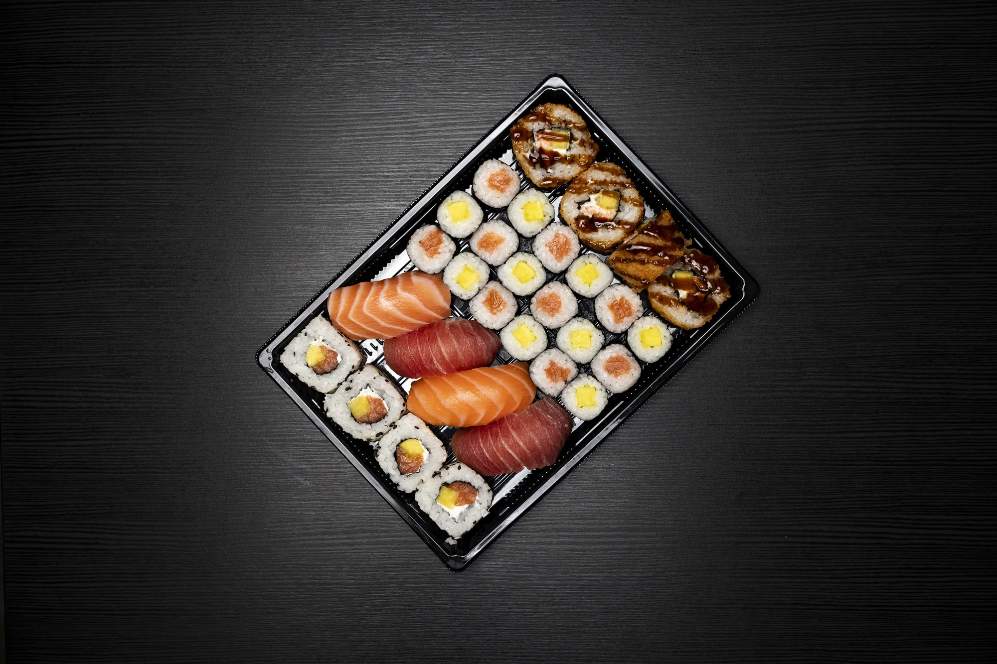 Pestré sety 18–56 ks sushi s lososem, tuňákem či zeleninou vč. kimči nebo i vína s sebou.