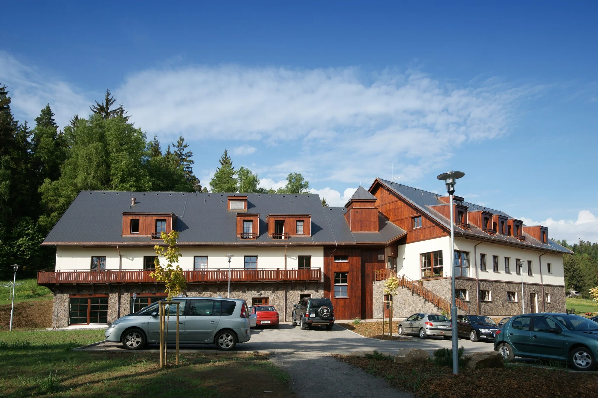Pohoda na horském vzduchu na Šumavě: bufetové snídaně, víno, bowling i neomezený wellness
