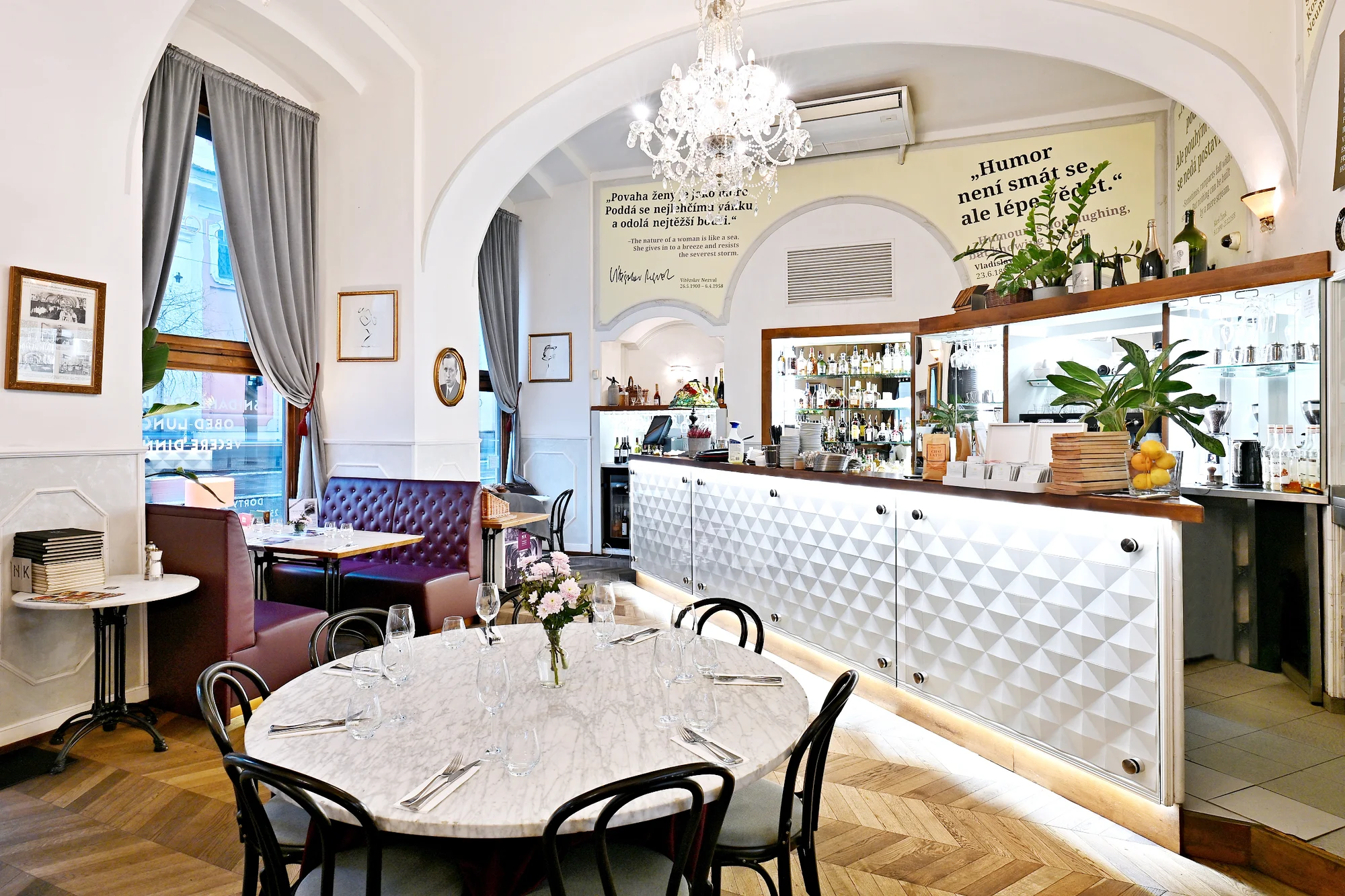 Otevřený voucher na snídani i klasické menu v Národní kavárně v centru města, 500-2000 Kč