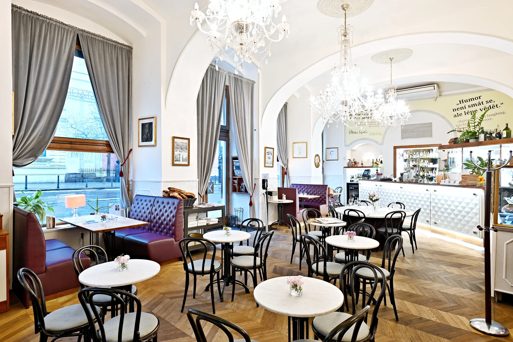 Otevřený voucher na snídani i klasické menu v Národní kavárně v centru města, 500-2000 Kč
