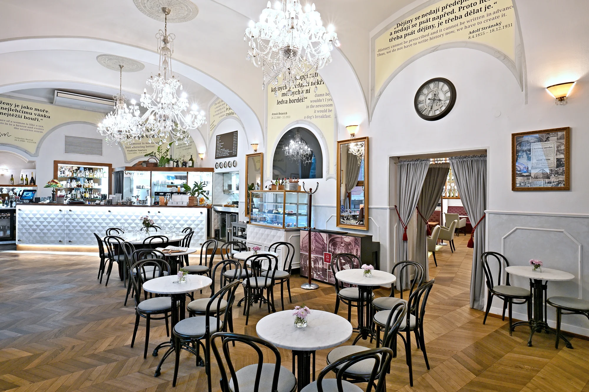 Otevřený voucher na snídani i klasické menu v Národní kavárně v centru města, 500-2000 Kč