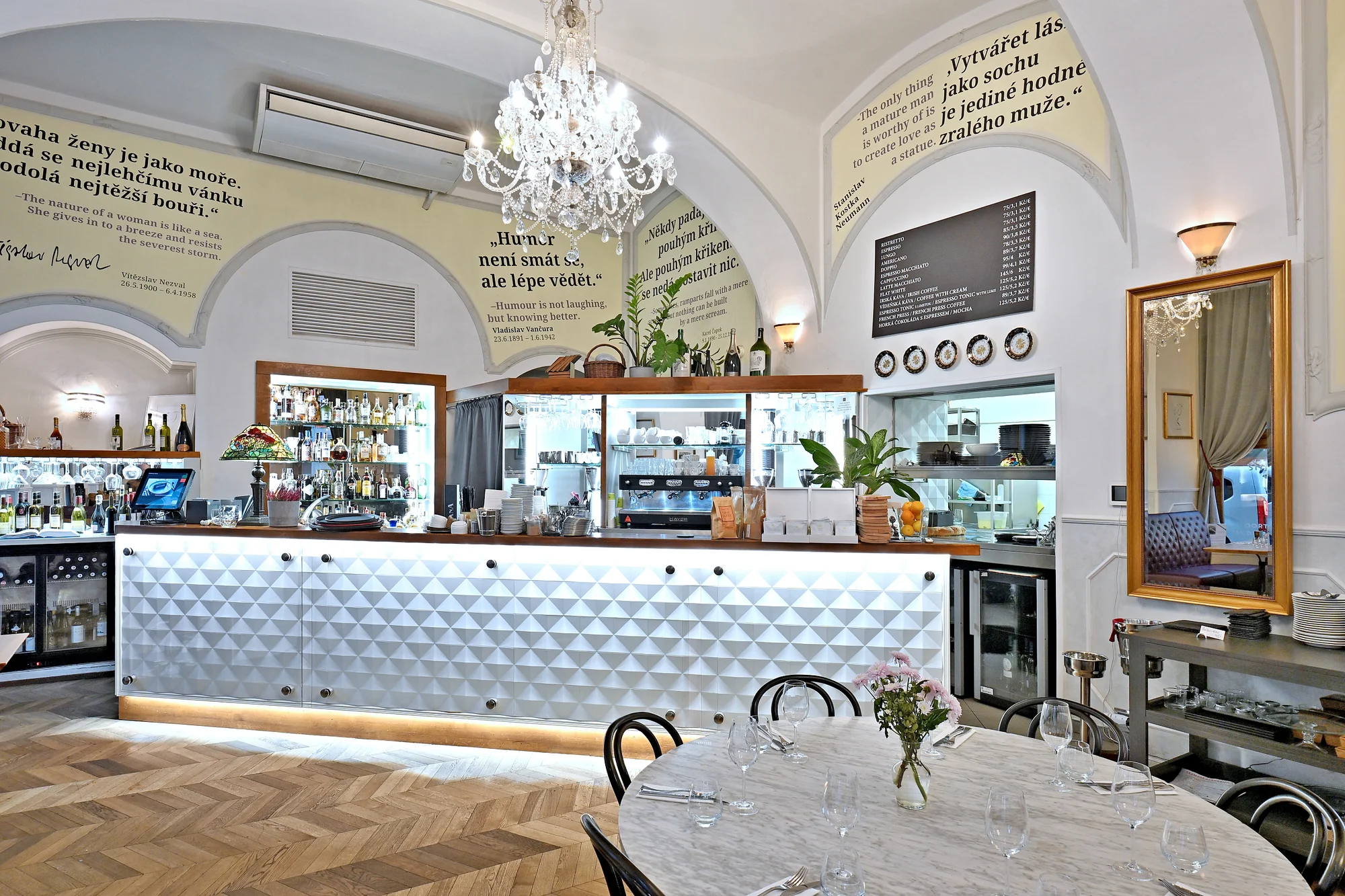 Otevřený voucher na snídani i klasické menu v Národní kavárně v centru města, 500-2000 Kč