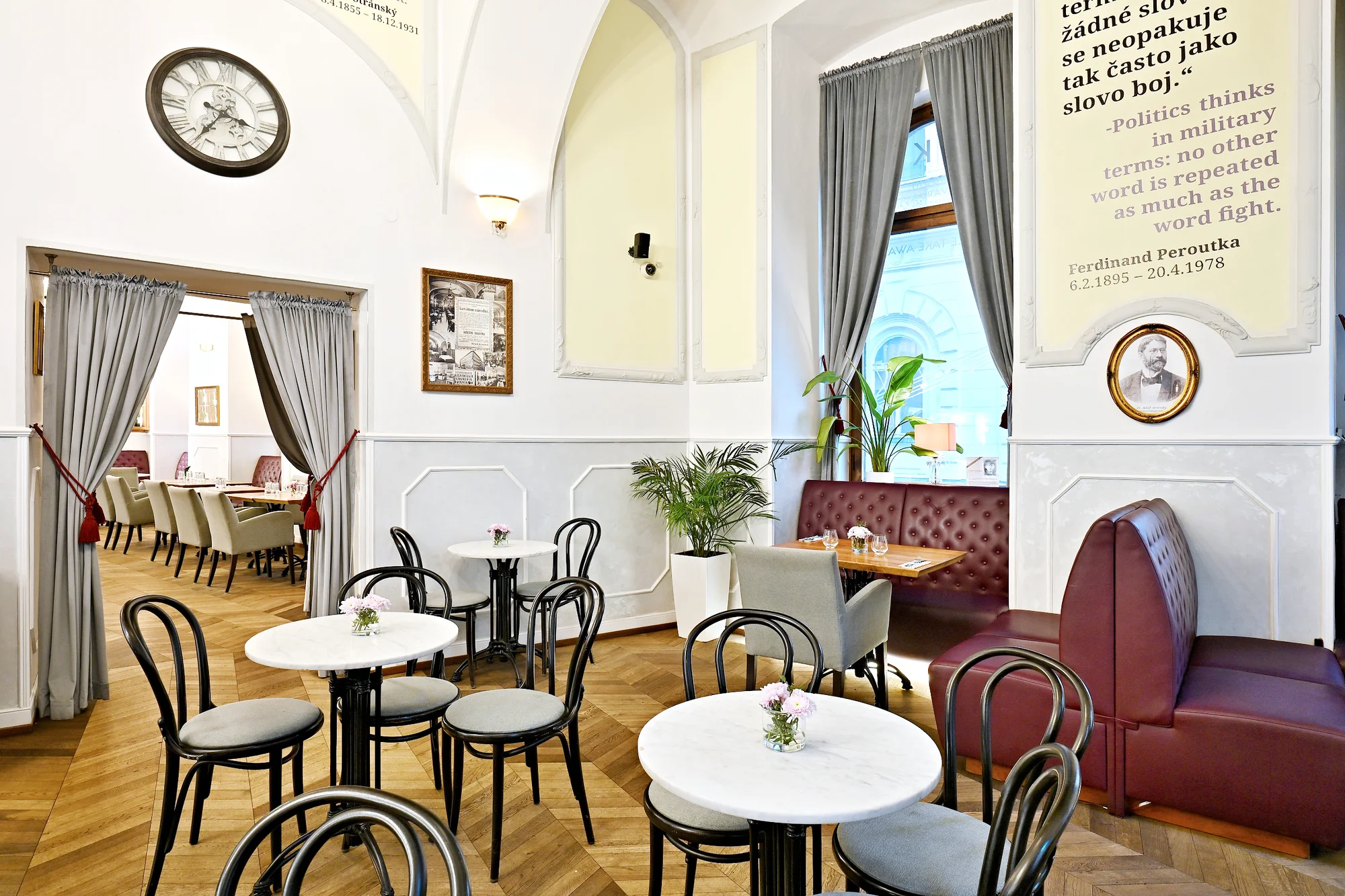 Otevřený voucher na snídani i klasické menu v Národní kavárně v centru města, 500-2000 Kč