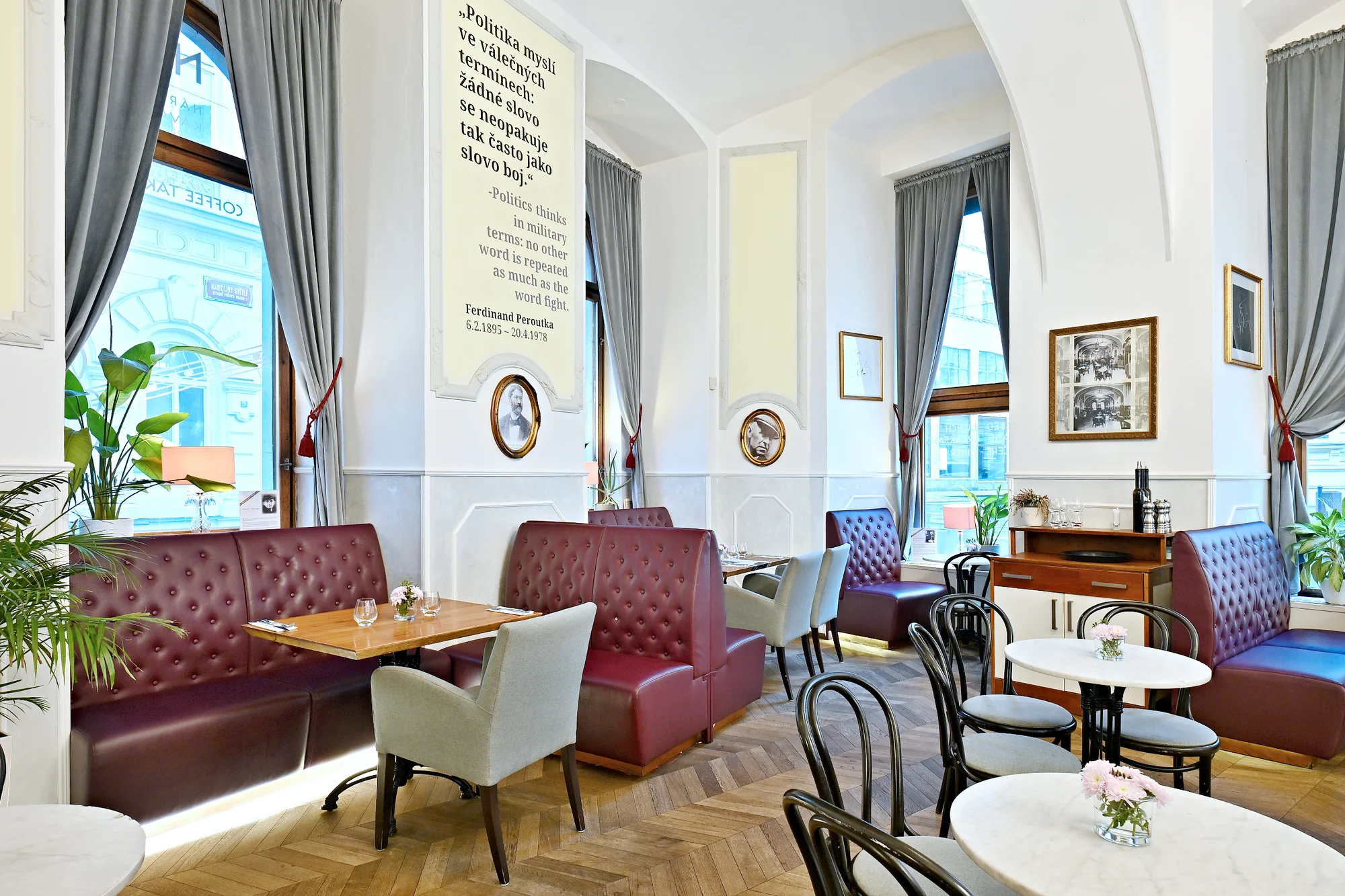 Otevřený voucher na snídani i klasické menu v Národní kavárně v centru města, 500-2000 Kč