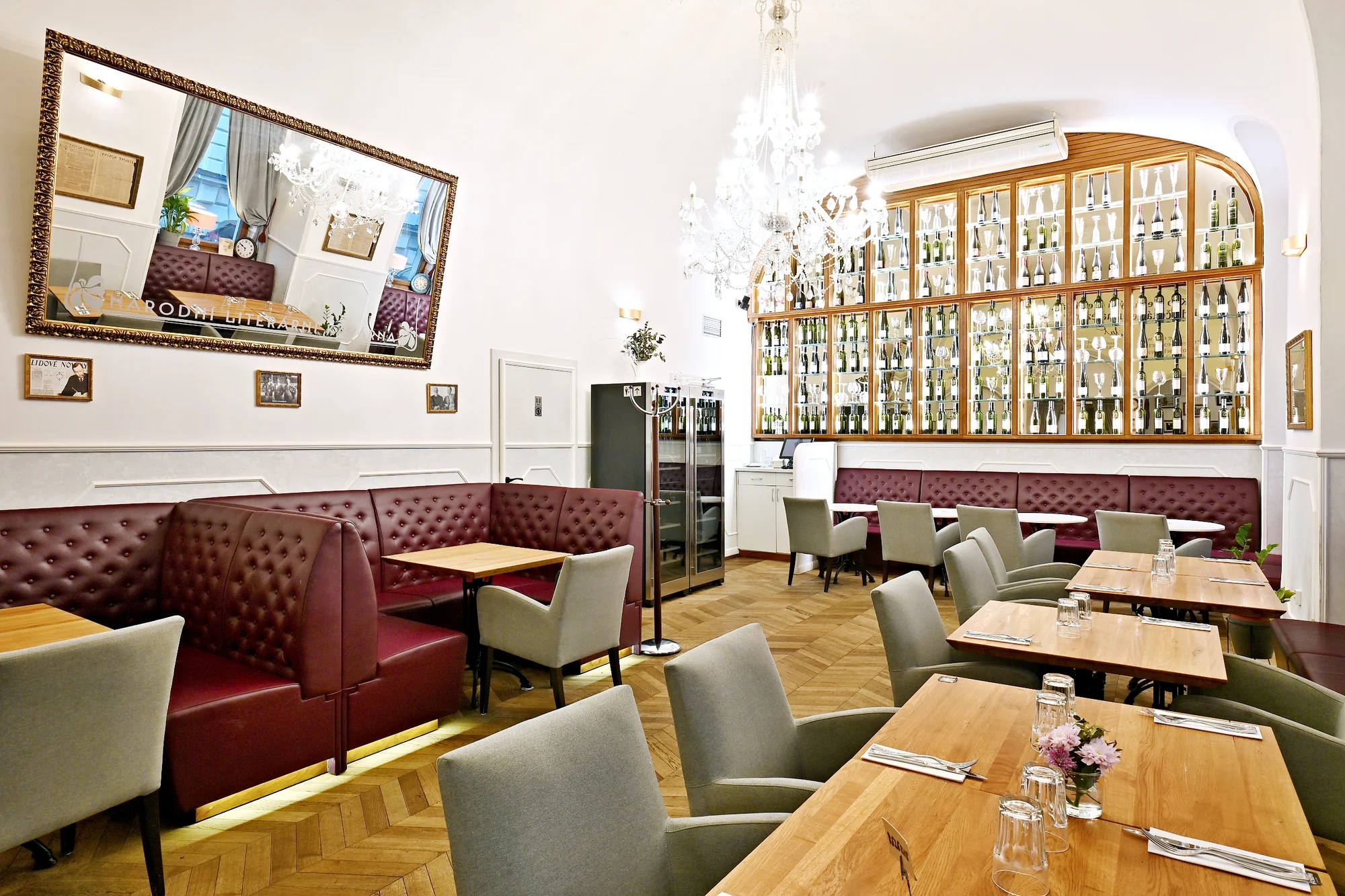 Otevřený voucher na snídani i klasické menu v Národní kavárně v centru města, 500-2000 Kč