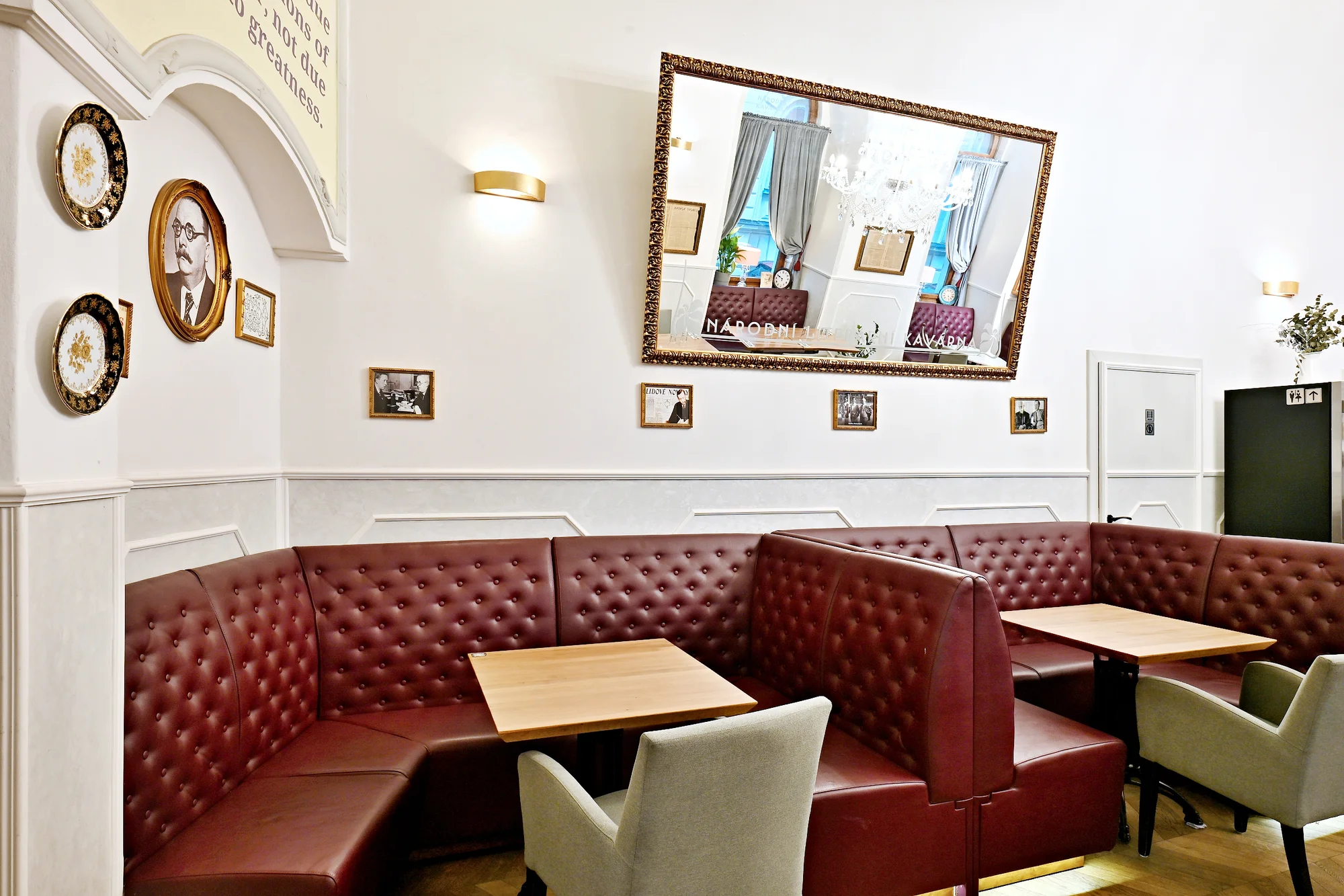 Otevřený voucher na snídani i klasické menu v Národní kavárně v centru města, 500-2000 Kč