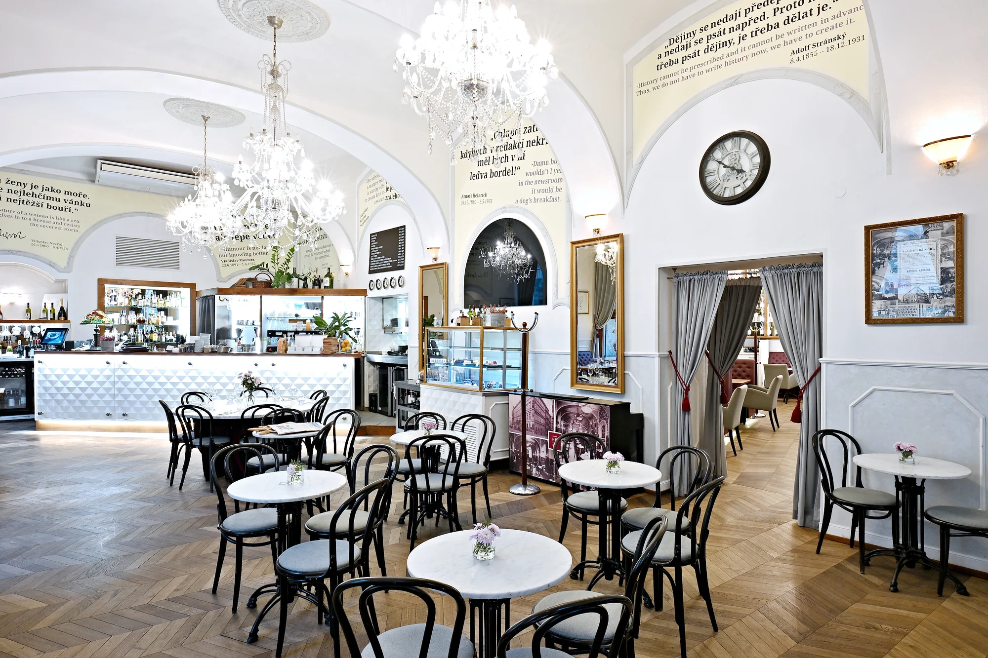 Otevřený voucher na snídani i klasické menu v Národní kavárně v centru města, 500-2000 Kč