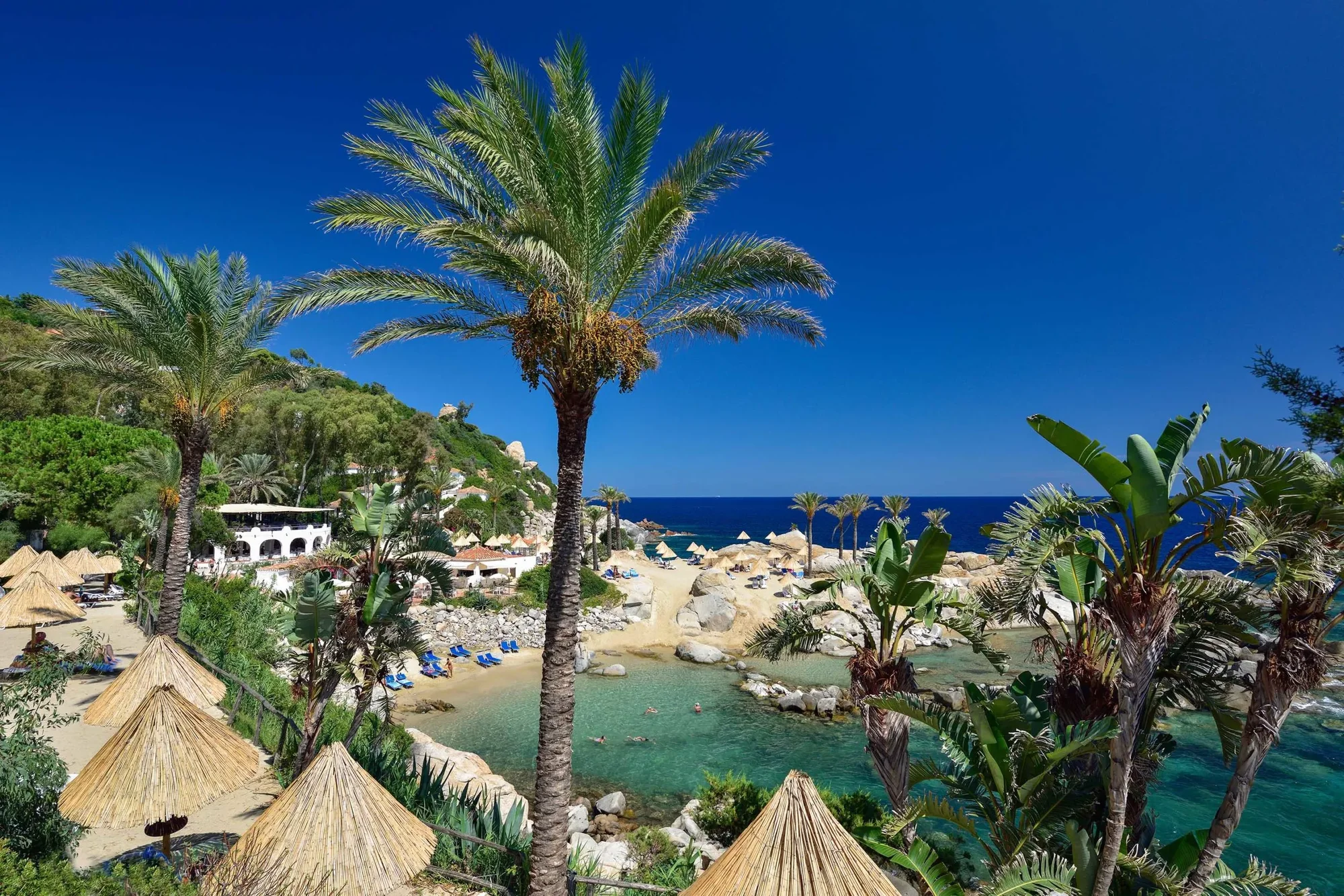 Sardinie: hotel s 11 bazény a polopenzí nebo plnou penzí, krásná pláž i vstup do NP Bellavista