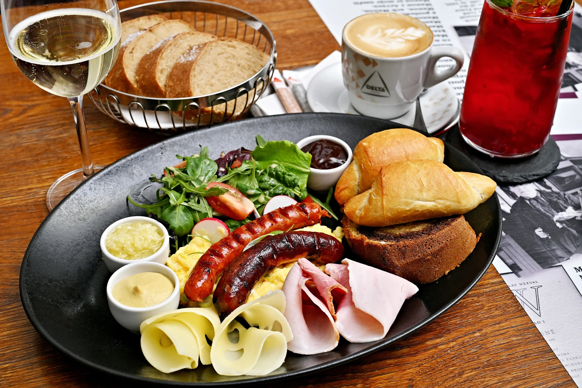 Otevřený voucher na snídani i klasické menu v Národní kavárně v centru města, 500-2000 Kč