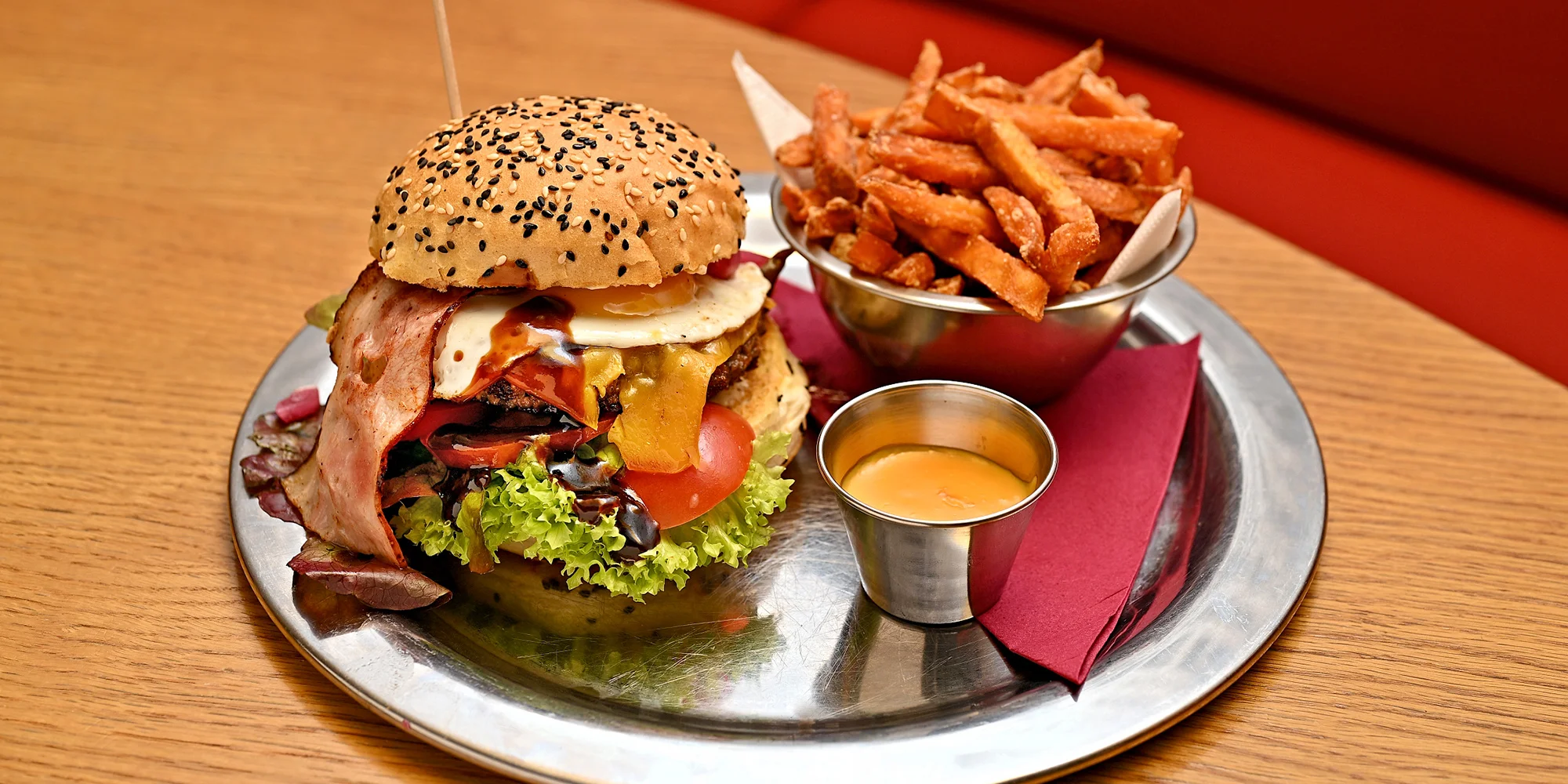 Královský burger na Karláku: 300 g masa, tekutý čedar, batátové hranolky a plzeň nebo limonáda