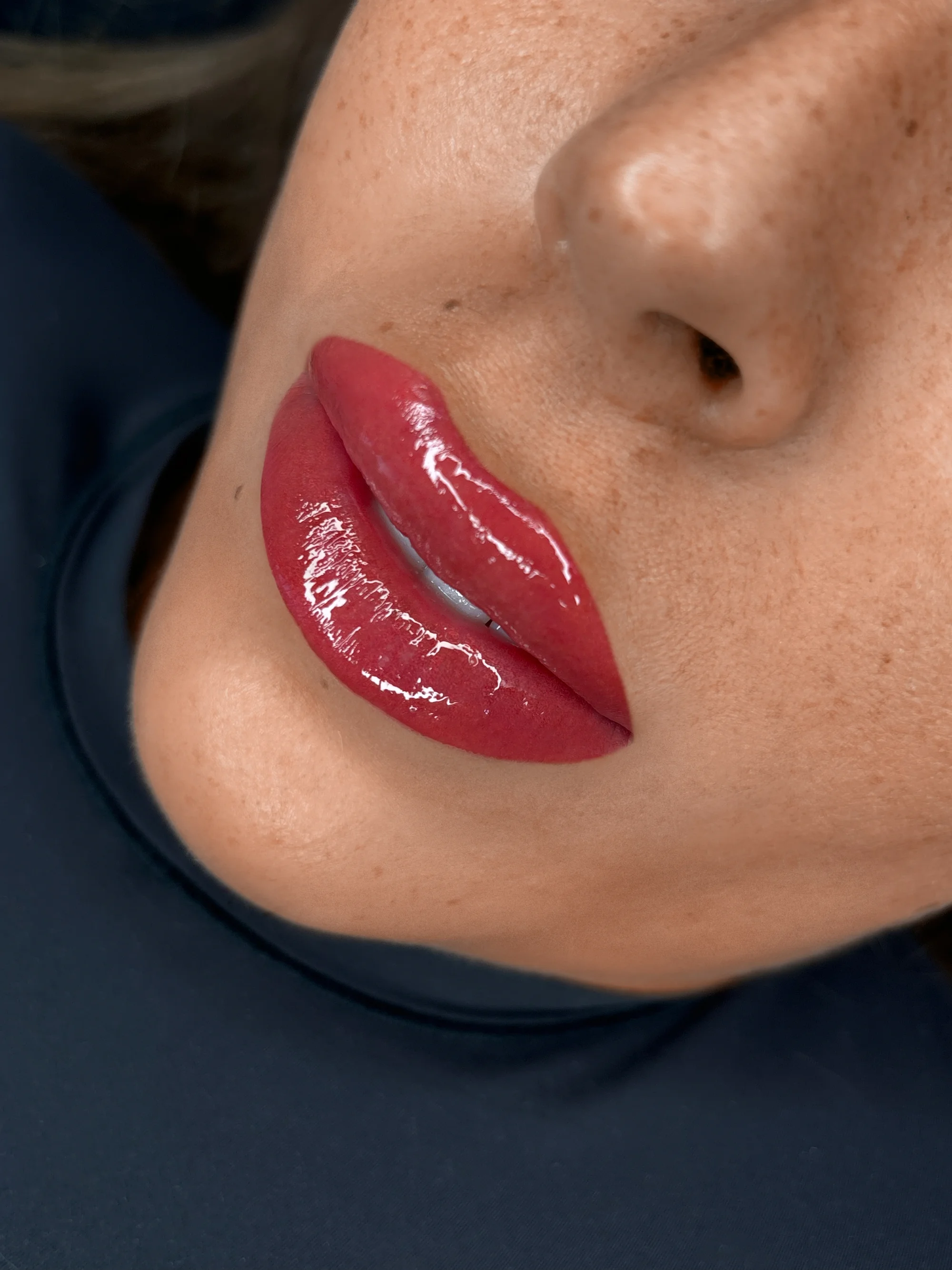 Přirozený permanentní make-up v luxusním studiu: meziřasové linky, obočí i rty