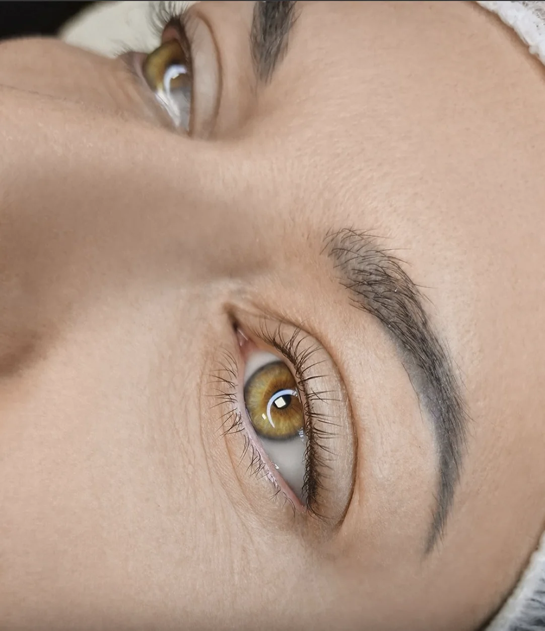 Přirozený permanentní make-up v luxusním studiu: meziřasové linky, obočí i rty
