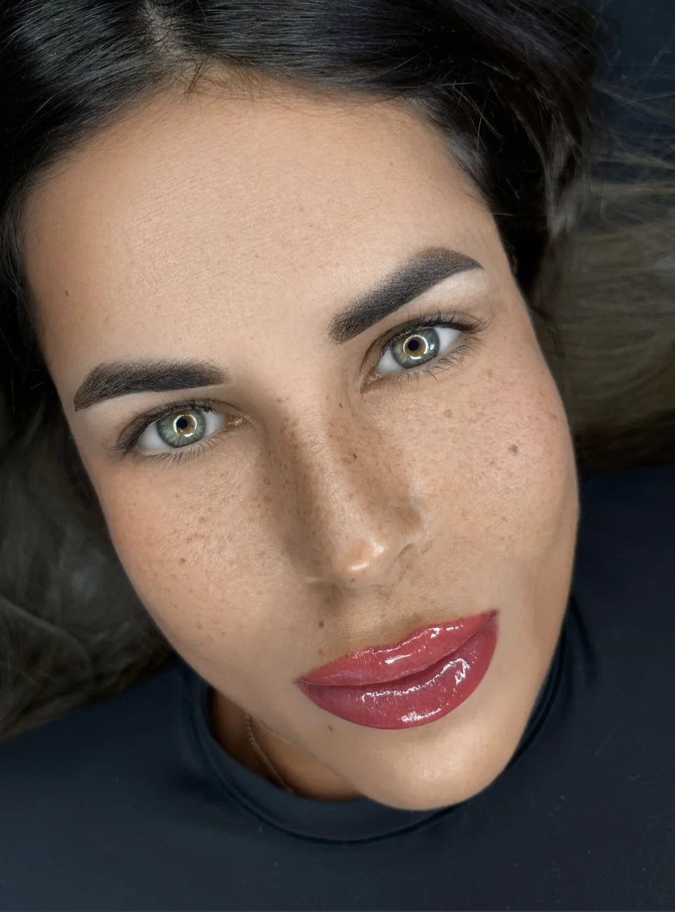 Přirozený permanentní make-up v luxusním studiu: meziřasové linky, obočí i rty