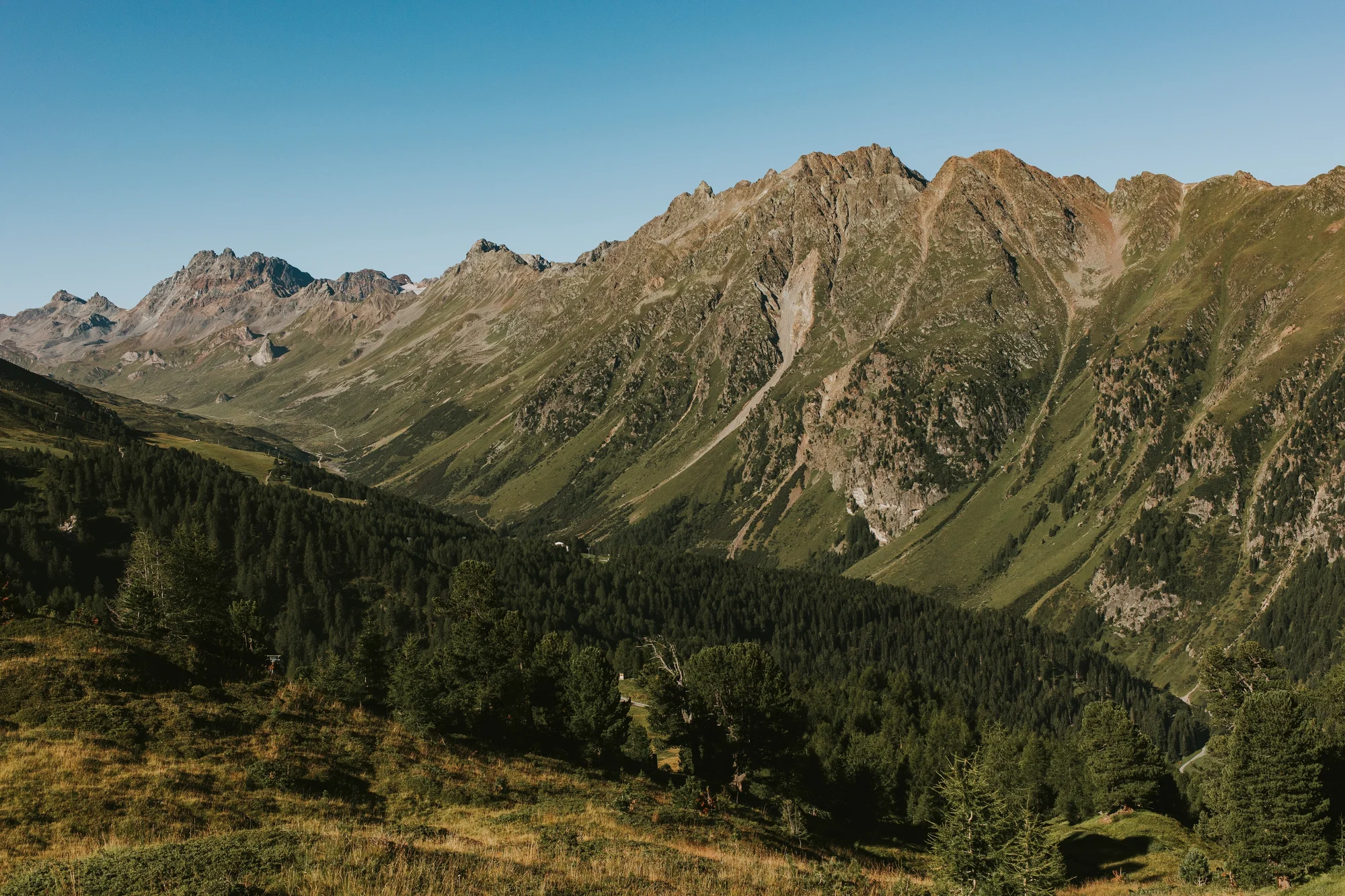 Ischgl v Tyrolsku: horská turistika i lyžování na 239 km sjezdovek, apartmány až pro 6 osob