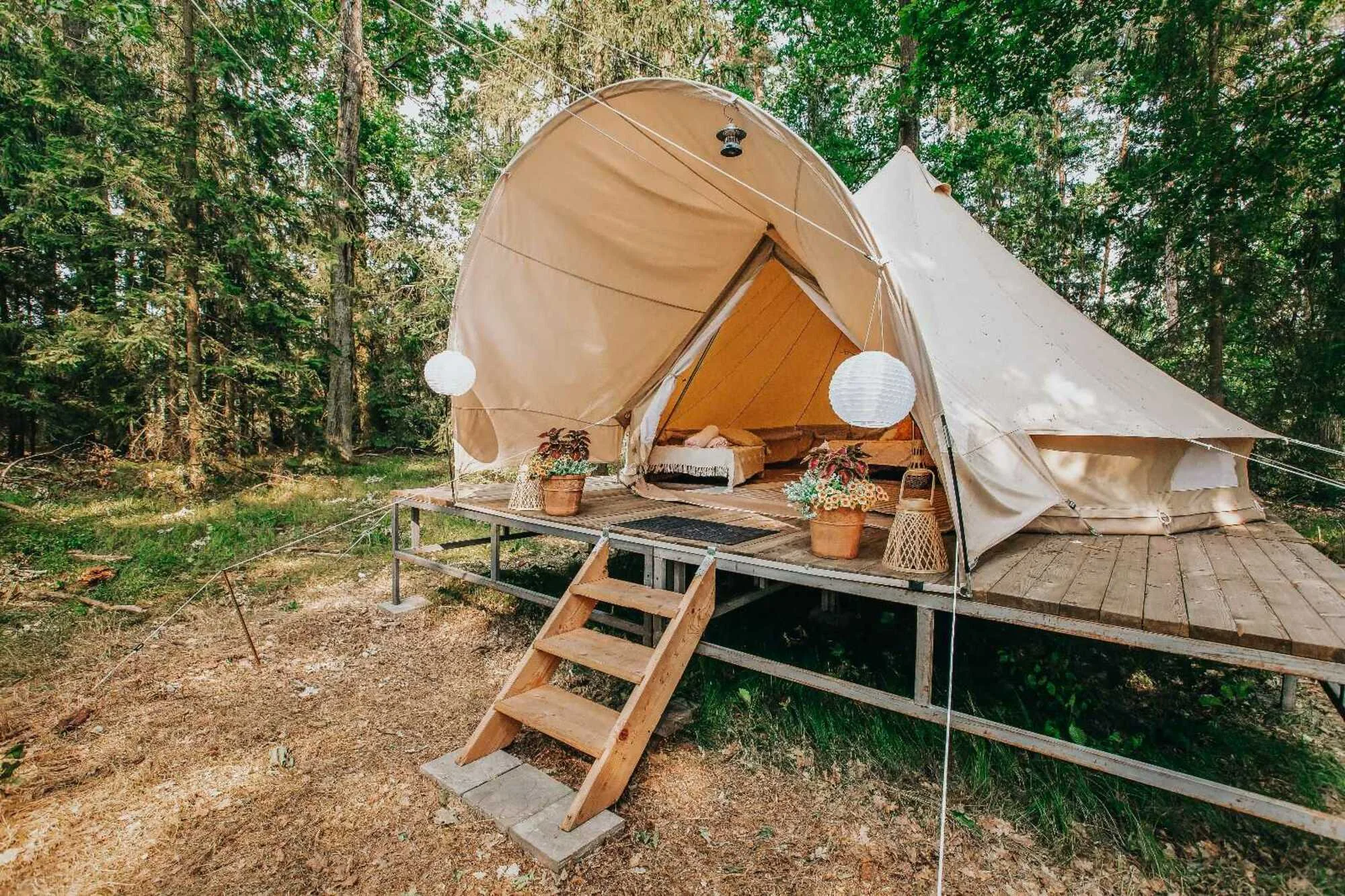 Glamping v Černické oboře u Bechyně se snídaní: klid uprostřed lesů a v blízkosti golfového hřiště