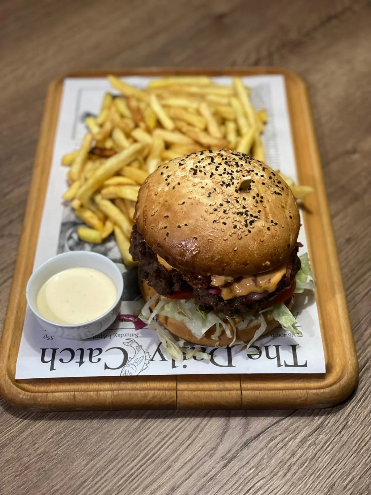 300g maxiburger nebo půlkilový dvouručák, hranolky a omáčka k tomu
