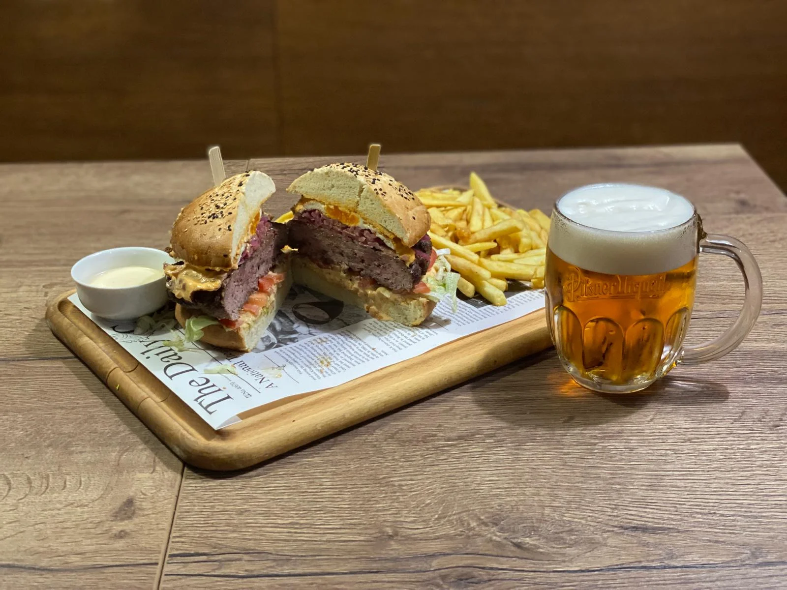300g maxiburger nebo půlkilový dvouručák, hranolky a omáčka k tomu