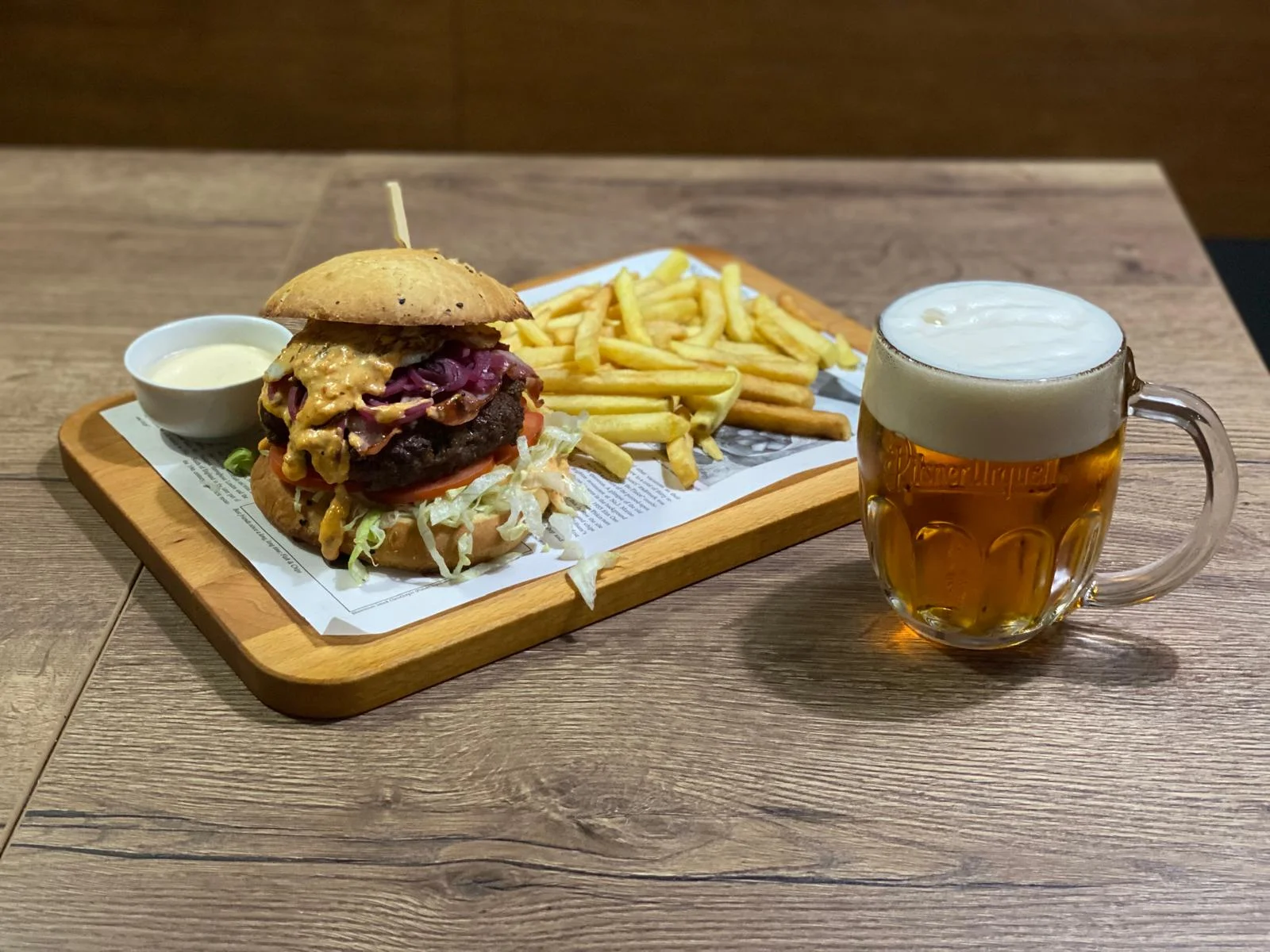 300g maxiburger nebo půlkilový dvouručák, hranolky a omáčka k tomu
