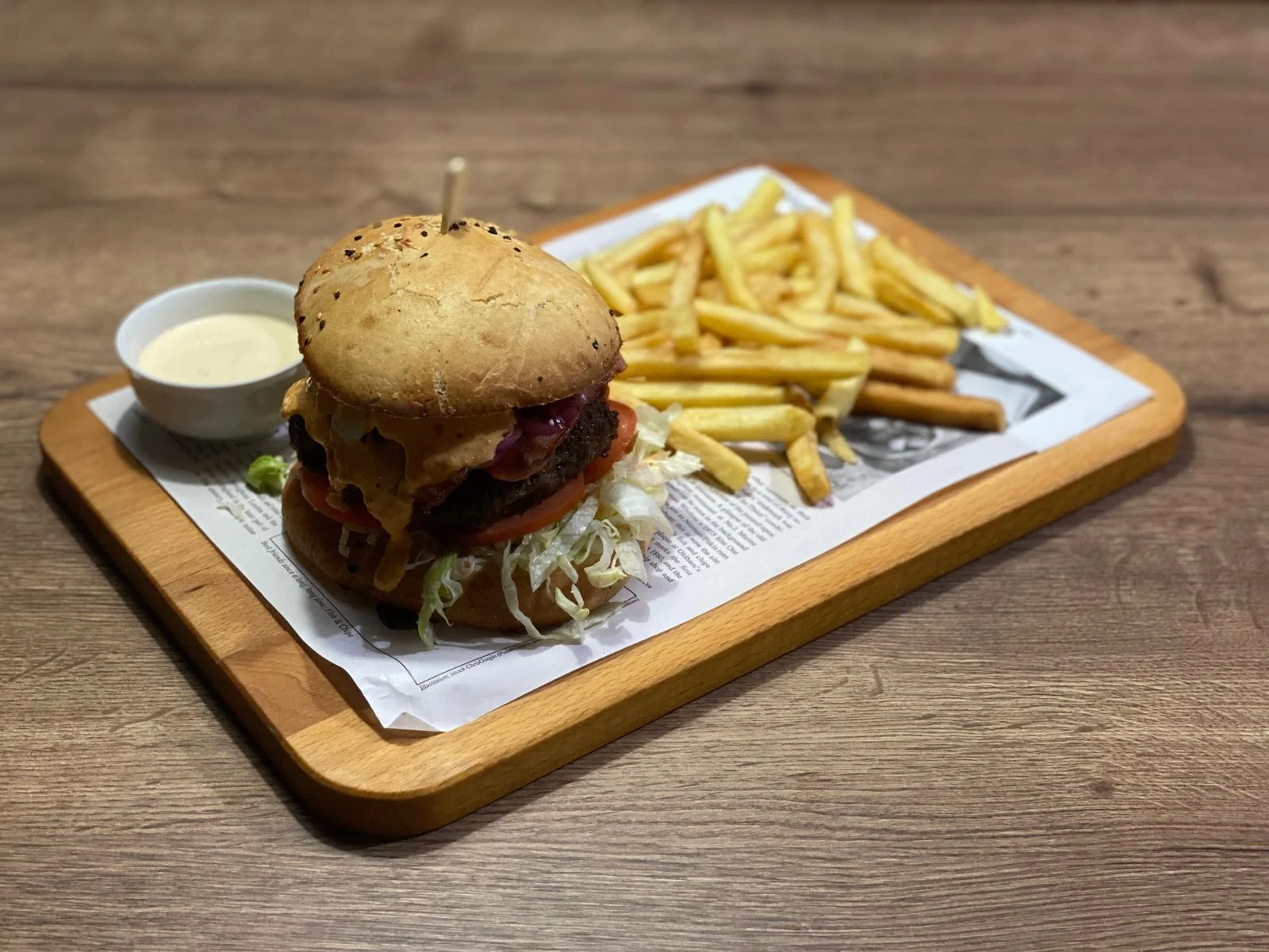 300g maxiburger nebo půlkilový dvouručák, hranolky a omáčka k tomu
