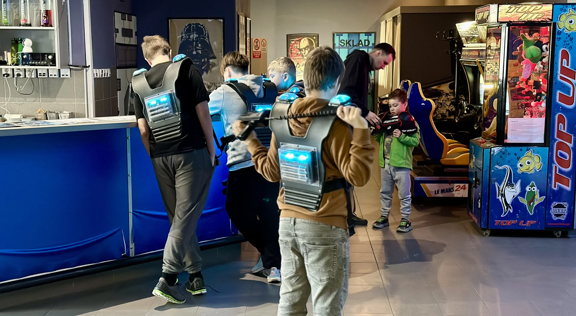 Akce a zábava: laser game pro 1–10 osob v moderní pražské aréně vč. možnosti mít arénu pro sebe