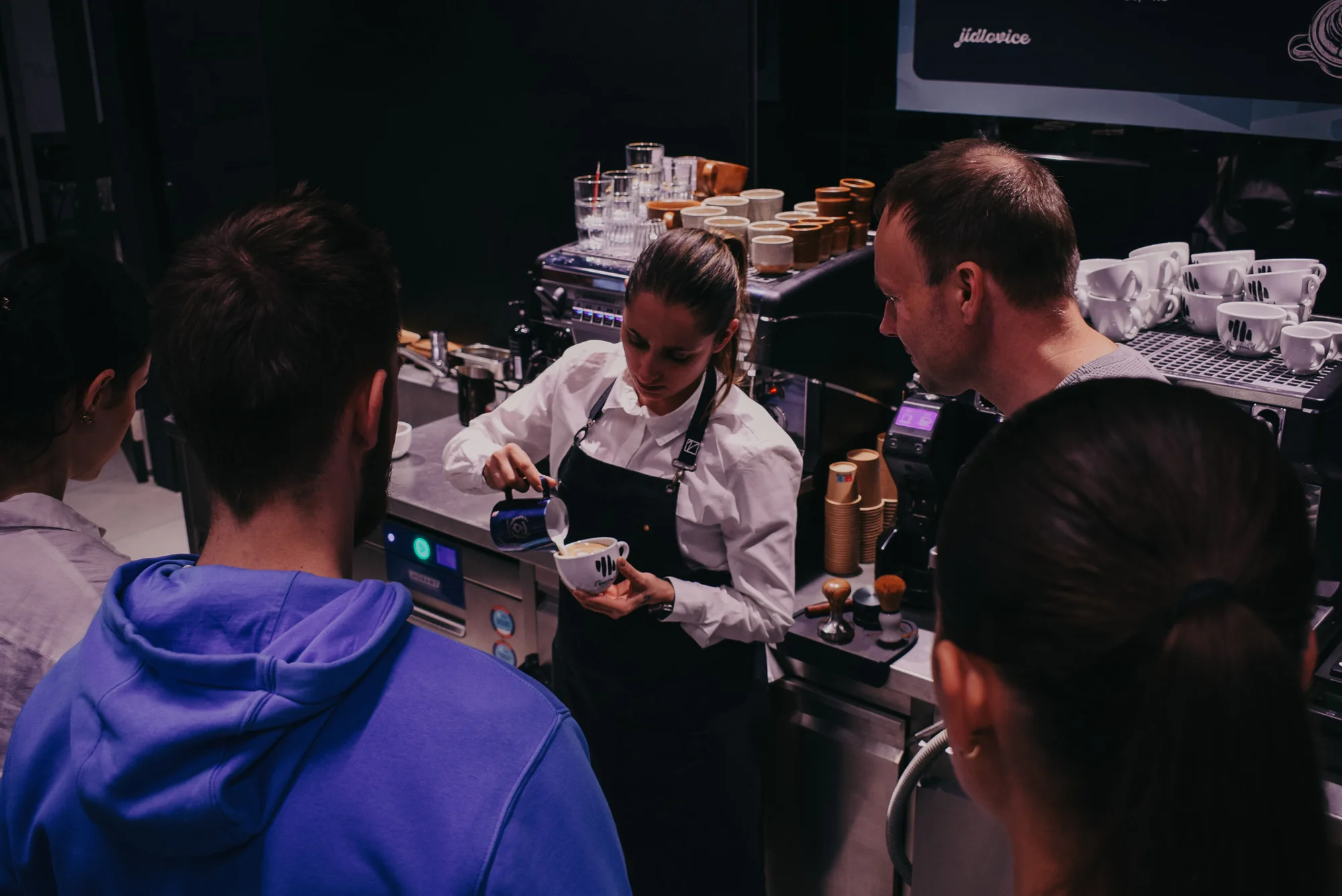 Dárek pro milovníky kávy: baristický kurz pro začátečníky, domácí příprava espressa i latte art