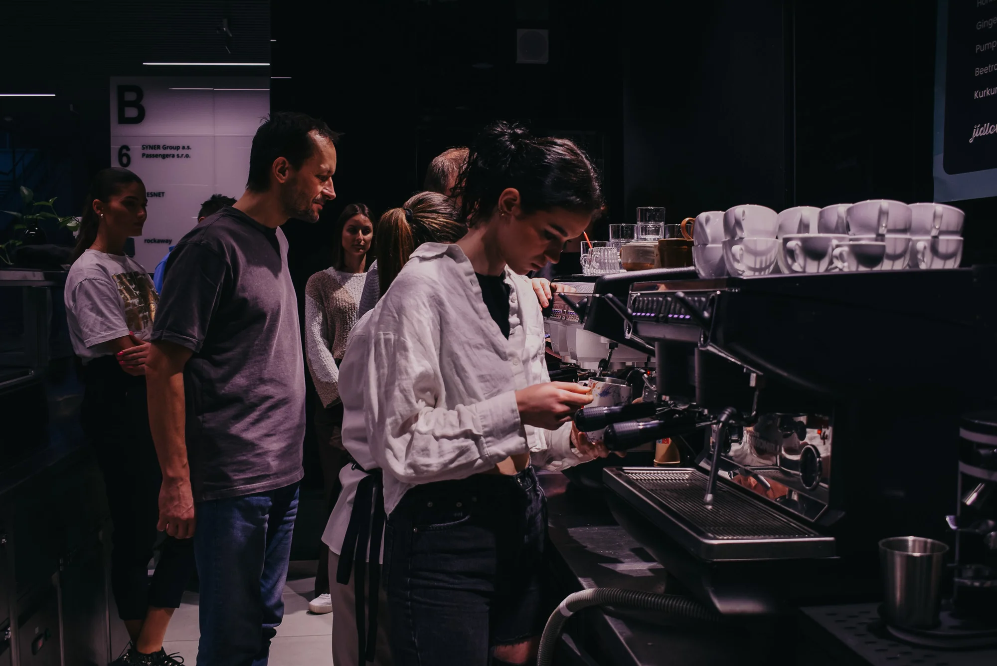 Dárek pro milovníky kávy: baristický kurz pro začátečníky, domácí příprava espressa i latte art