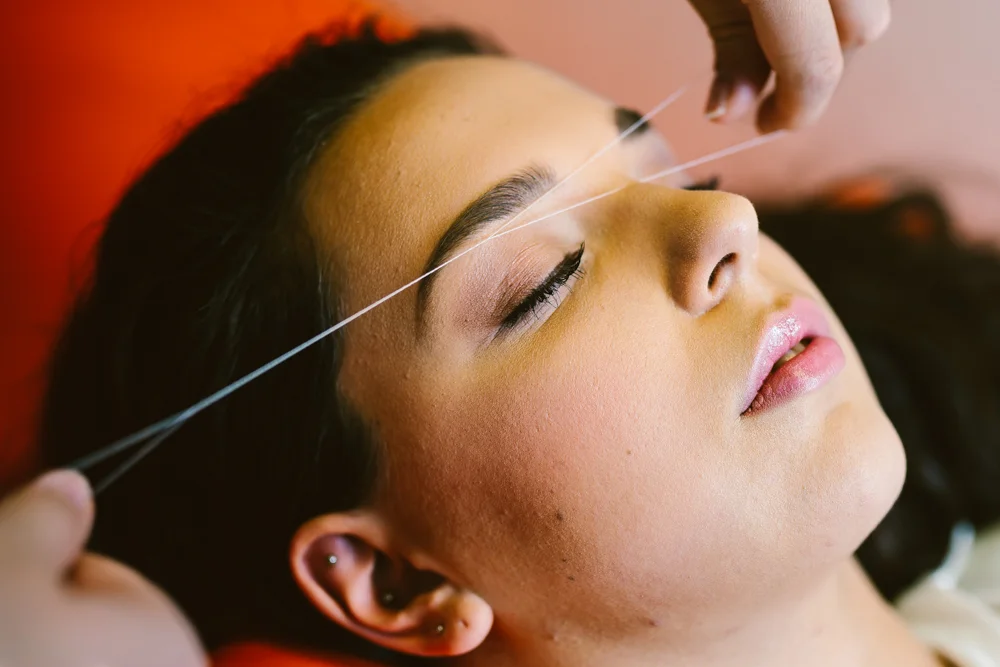 Perfektní obočí pro ženy i muže: úprava teplým voskem, threading i laminace