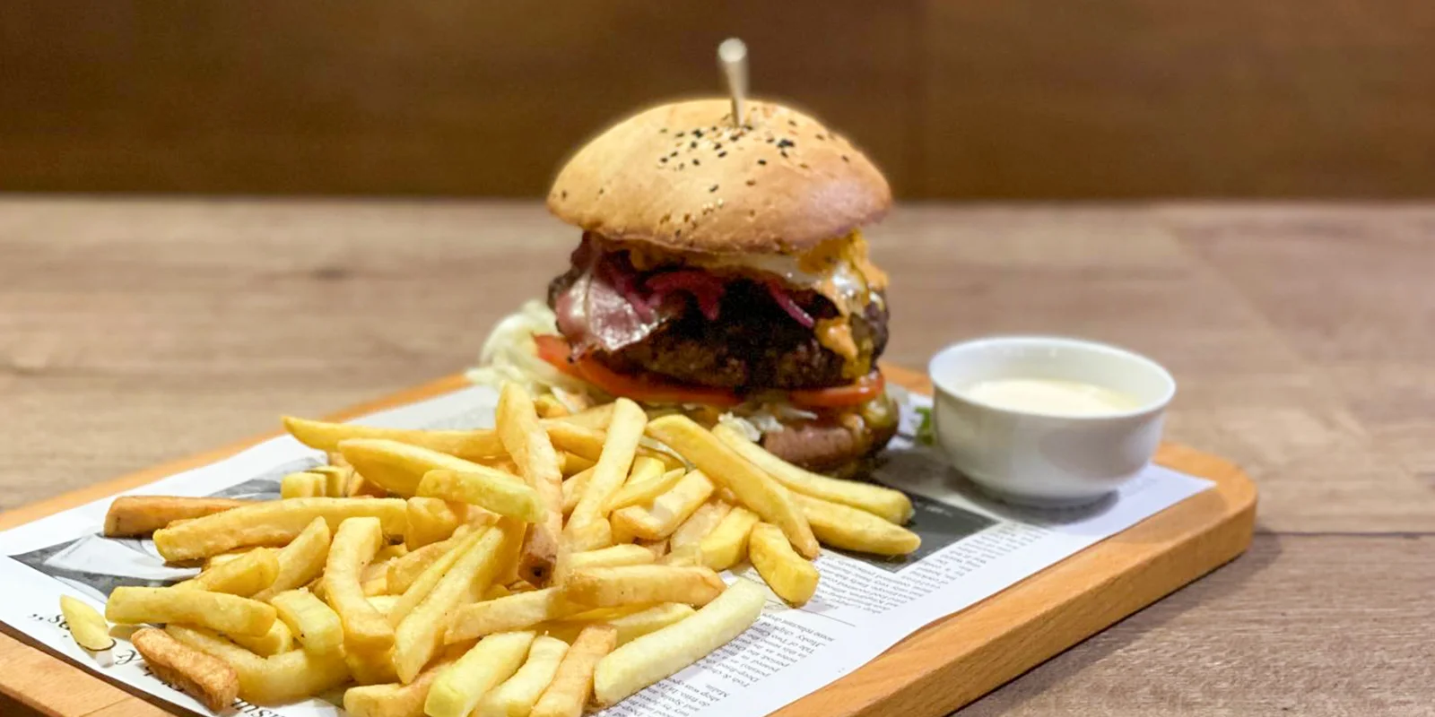 300g maxiburger nebo půlkilový dvouručák, hranolky a omáčka k tomu