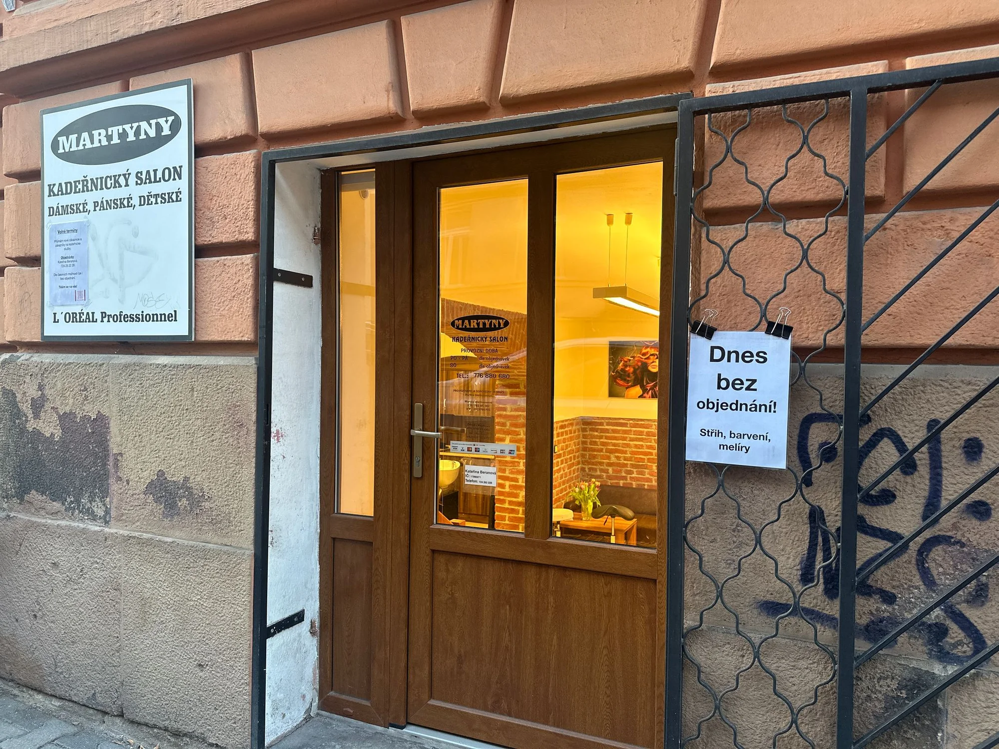 Střih a barvení či melír: pro krátké i dlouhé vlasy, vč. foukané a stylingu