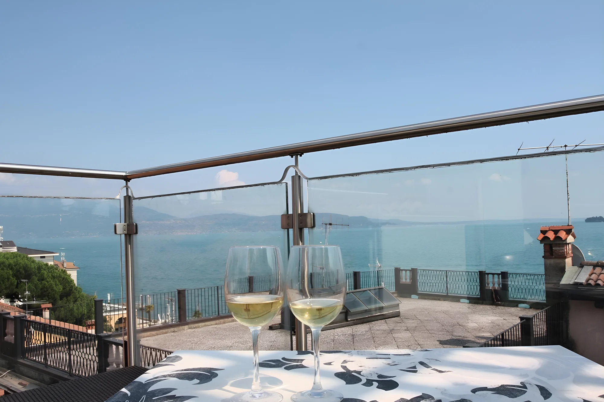 Lago di Garda: hotel u jezera a pláže, půjčení kol, víno na pokoji i strava