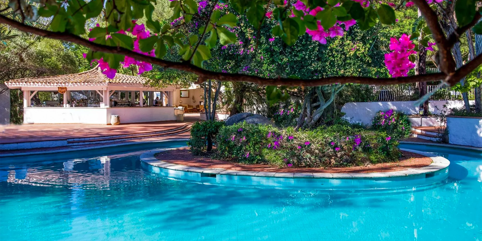 Sardinie: hotel s 11 bazény a polopenzí nebo plnou penzí, krásná pláž i vstup do NP Bellavista