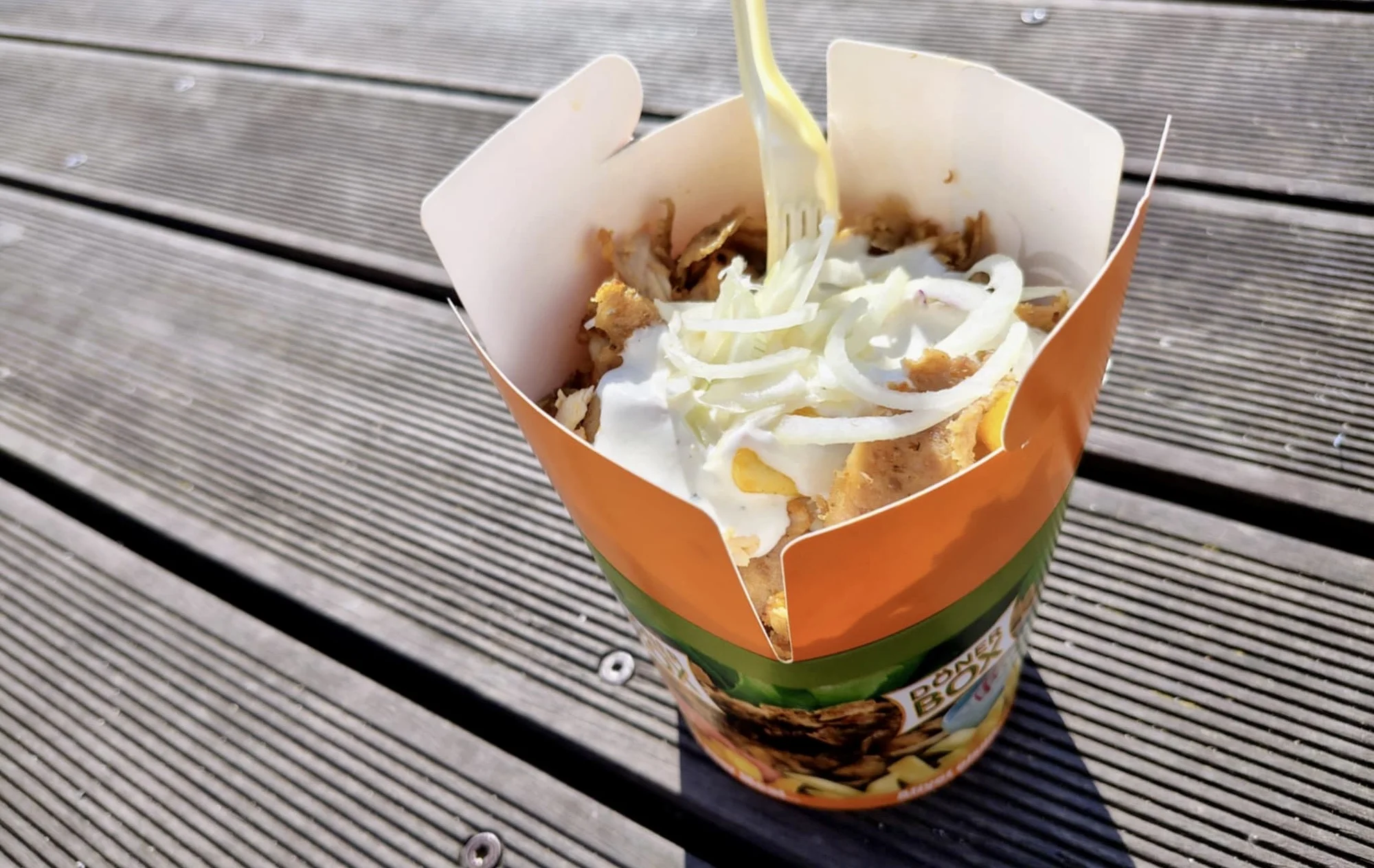 Kebab v boxu, pitě nebo tortille a nápoj na odnos s sebou