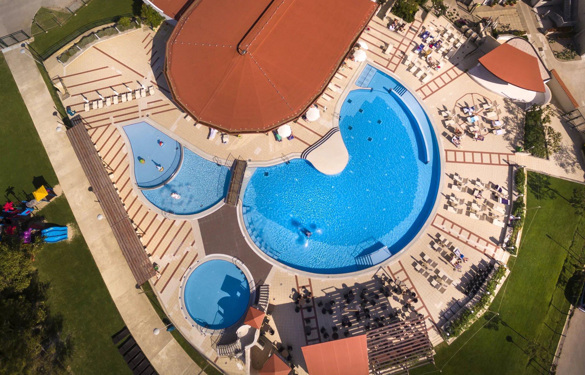 Moderní hotel v Bašce na chorvatském Krku: hned u pláže, venkovní i vnitřní bazény a polopenze plus