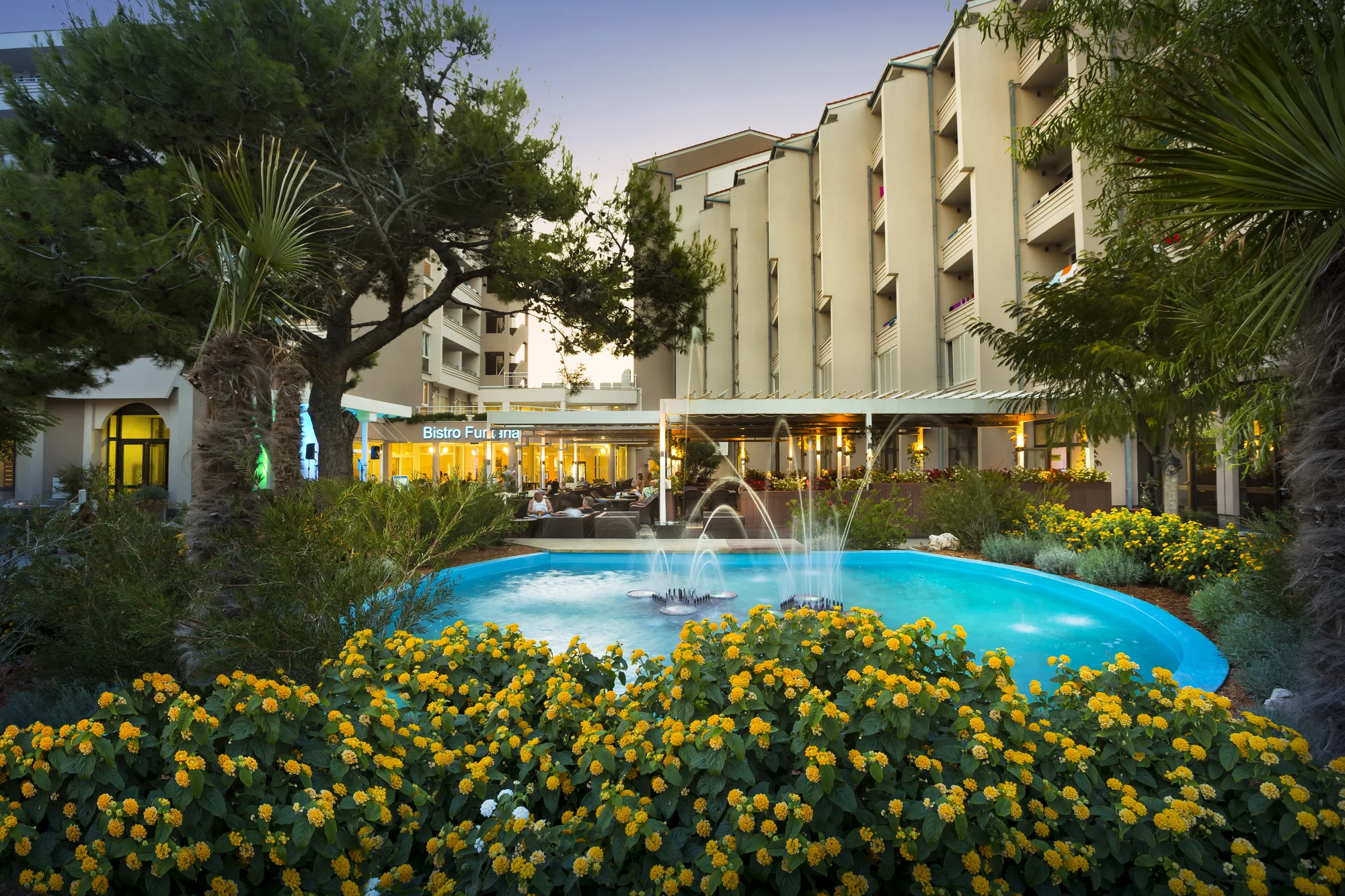 Moderní hotel v Bašce na chorvatském Krku: hned u pláže, venkovní i vnitřní bazény a polopenze plus