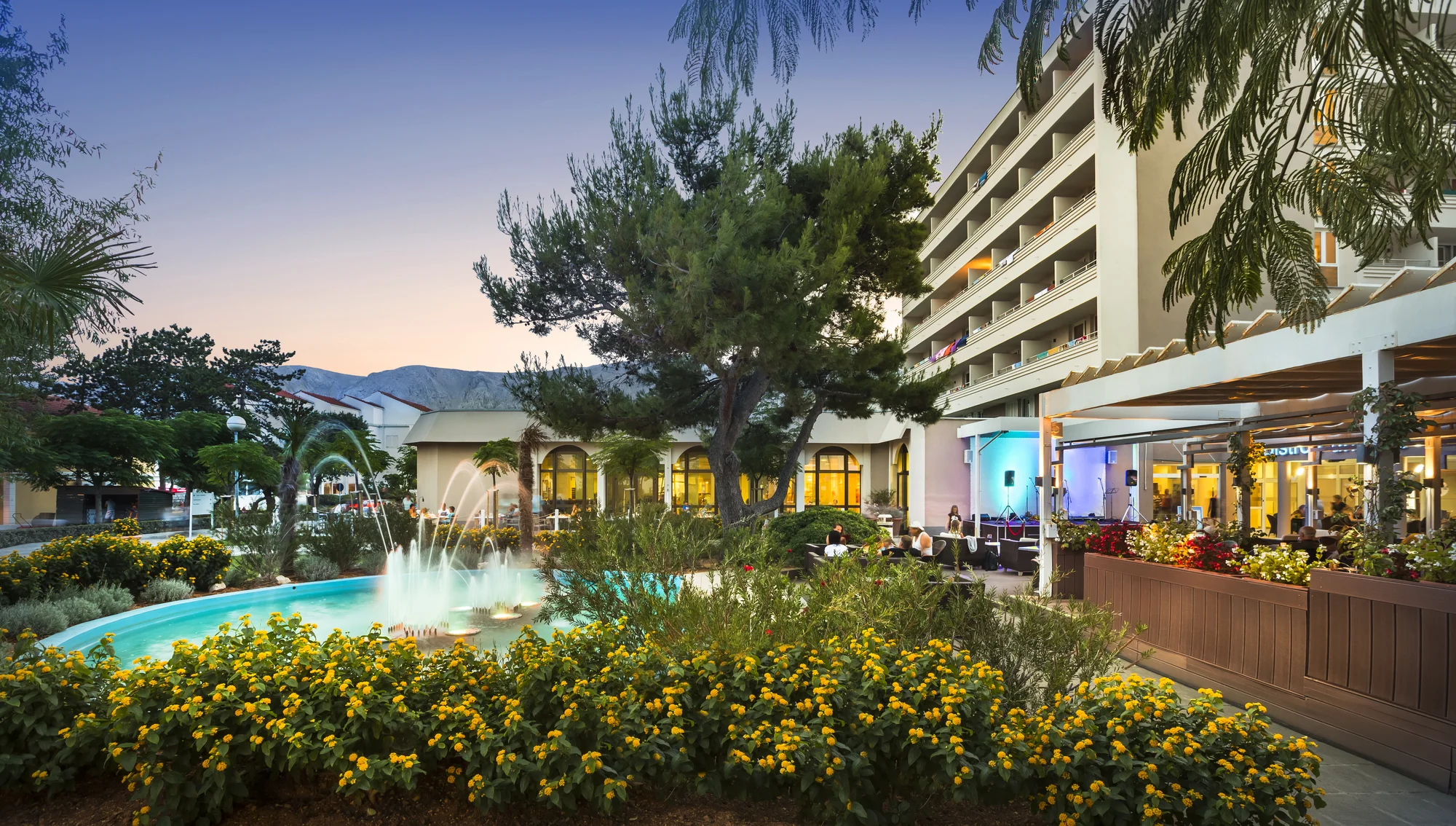 Moderní hotel v Bašce na chorvatském Krku: hned u pláže, venkovní i vnitřní bazény a polopenze plus