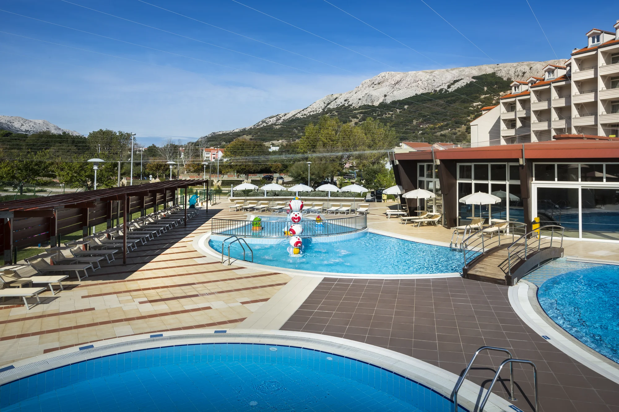 Moderní hotel v Bašce na chorvatském Krku: hned u pláže, venkovní i vnitřní bazény a polopenze plus