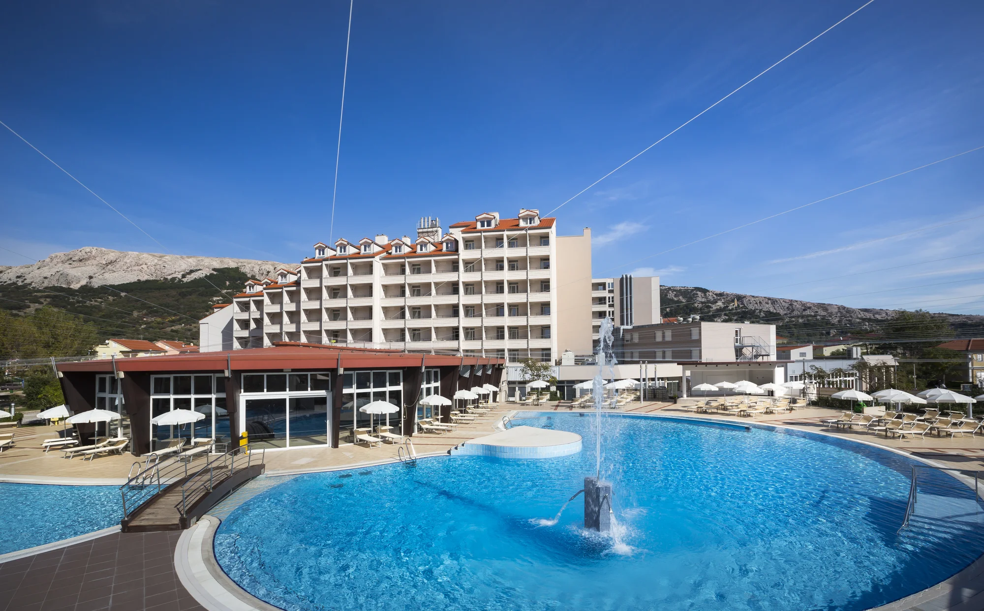 Moderní hotel v Bašce na chorvatském Krku: hned u pláže, venkovní i vnitřní bazény a polopenze plus