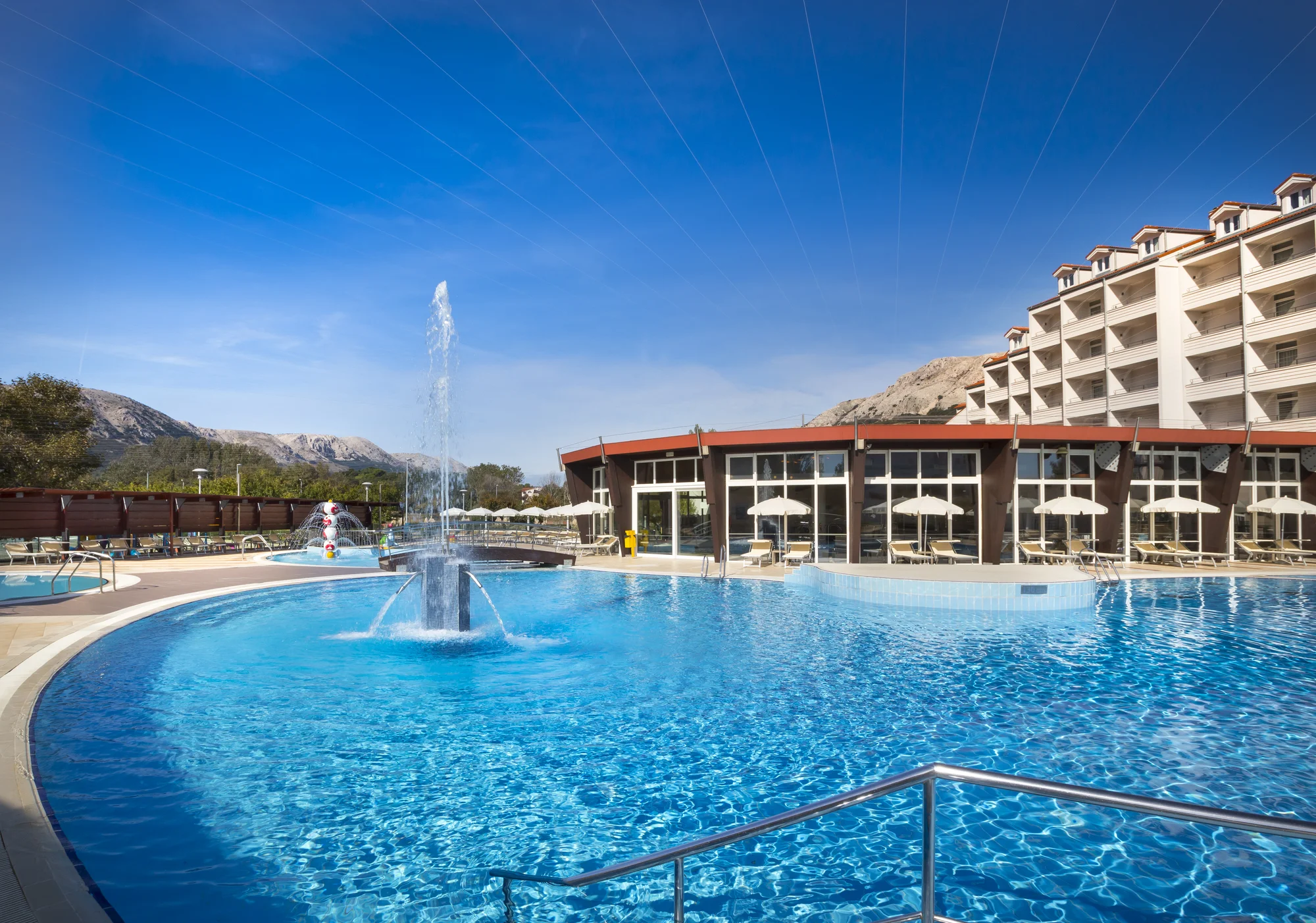 Moderní hotel v Bašce na chorvatském Krku: hned u pláže, venkovní i vnitřní bazény a polopenze plus