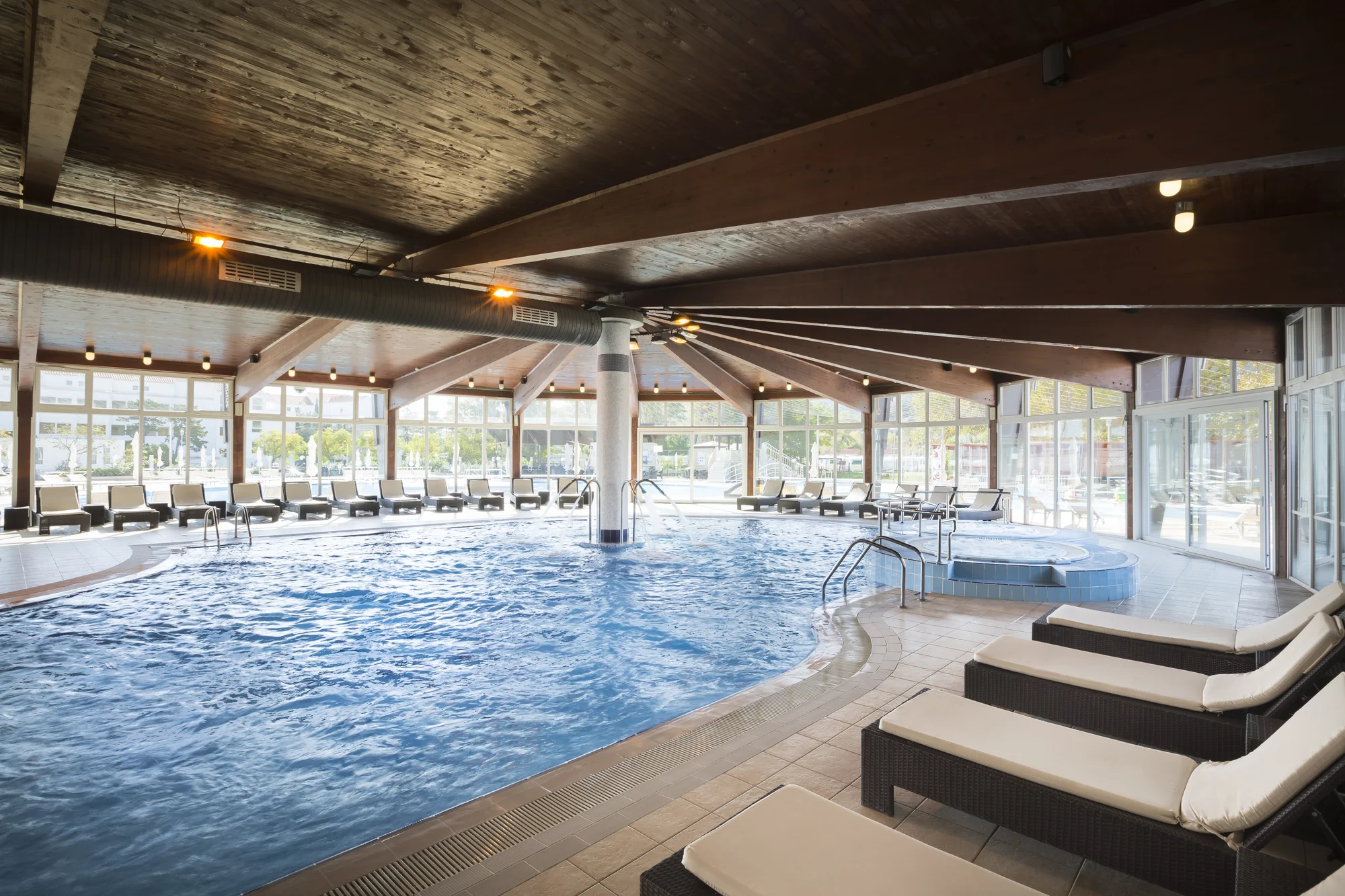 Moderní hotel v Bašce na chorvatském Krku: hned u pláže, venkovní i vnitřní bazény a polopenze plus