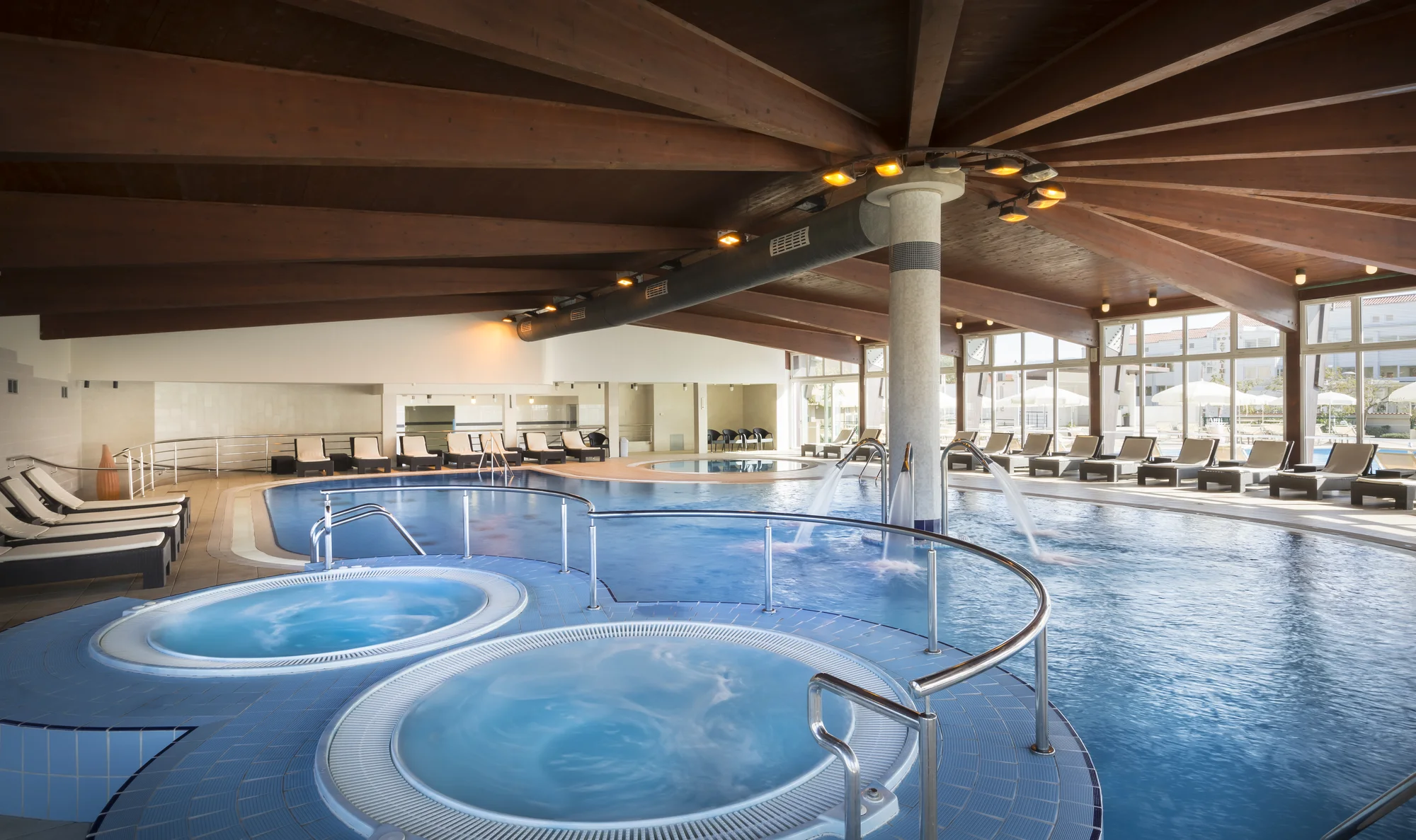 Moderní hotel v Bašce na chorvatském Krku: hned u pláže, venkovní i vnitřní bazény a polopenze plus