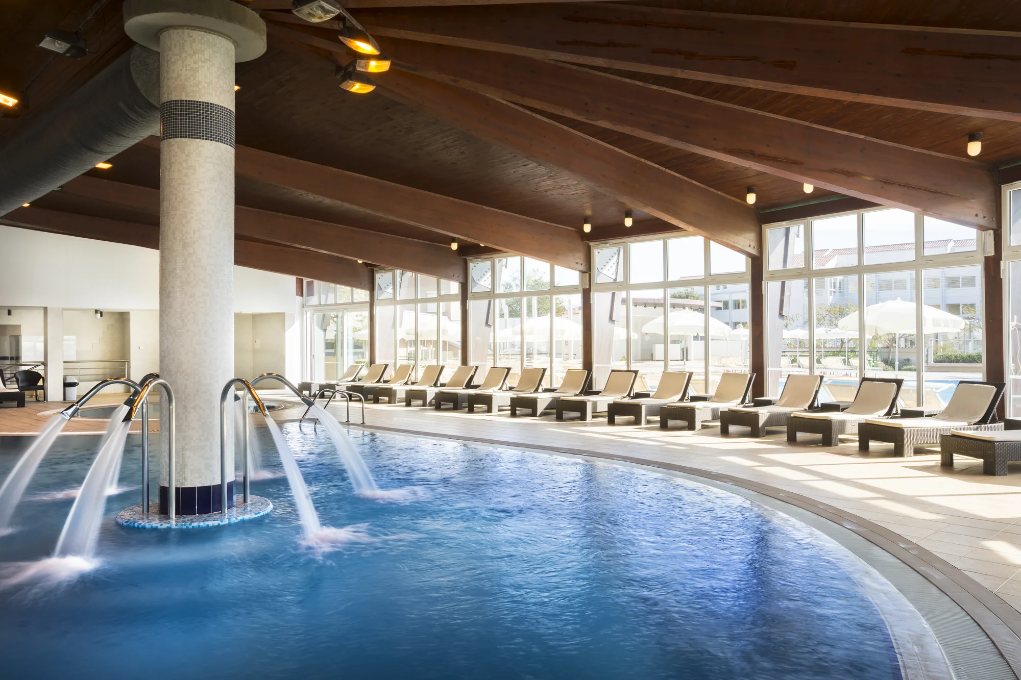 Moderní hotel v Bašce na chorvatském Krku: hned u pláže, venkovní i vnitřní bazény a polopenze plus