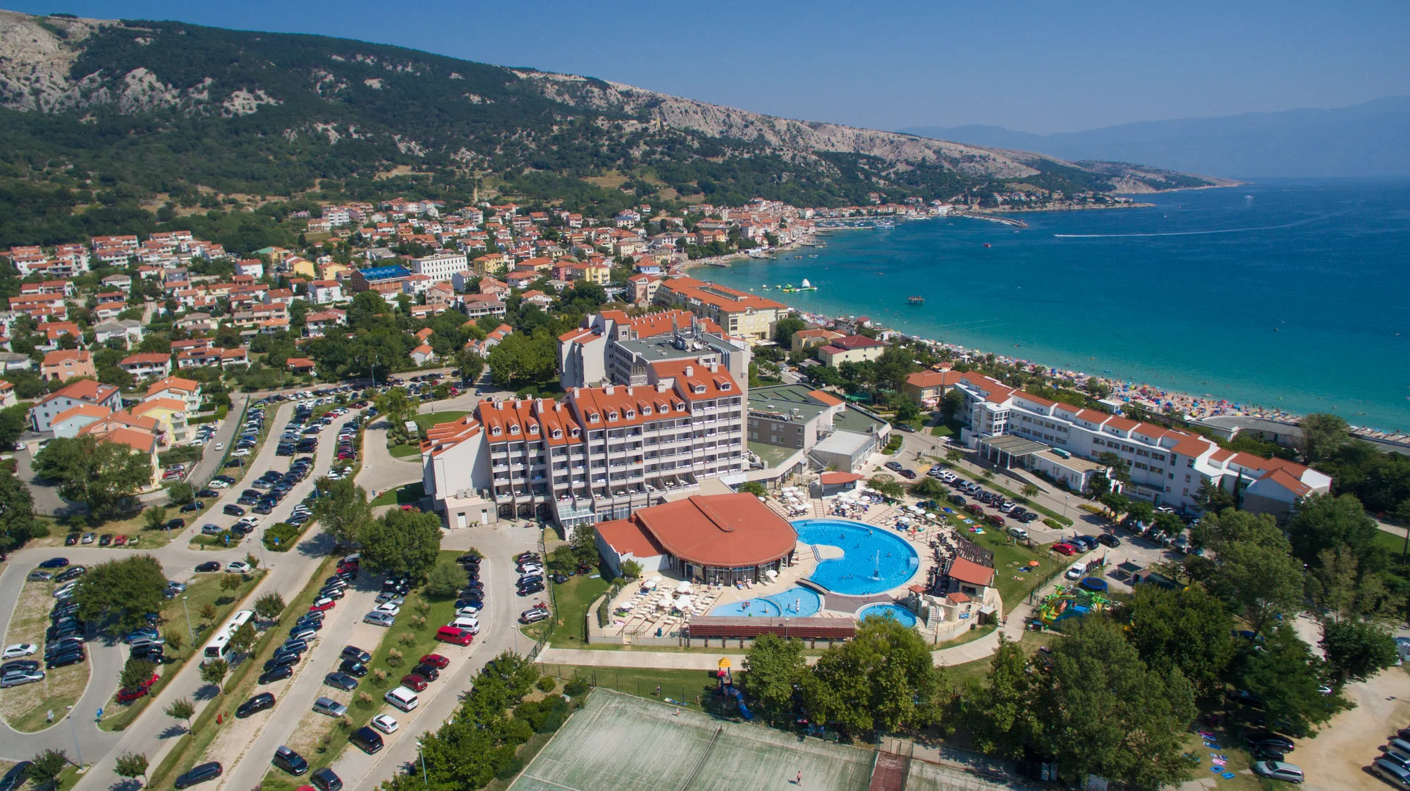 Moderní hotel v Bašce na chorvatském Krku: hned u pláže, venkovní i vnitřní bazény a polopenze plus