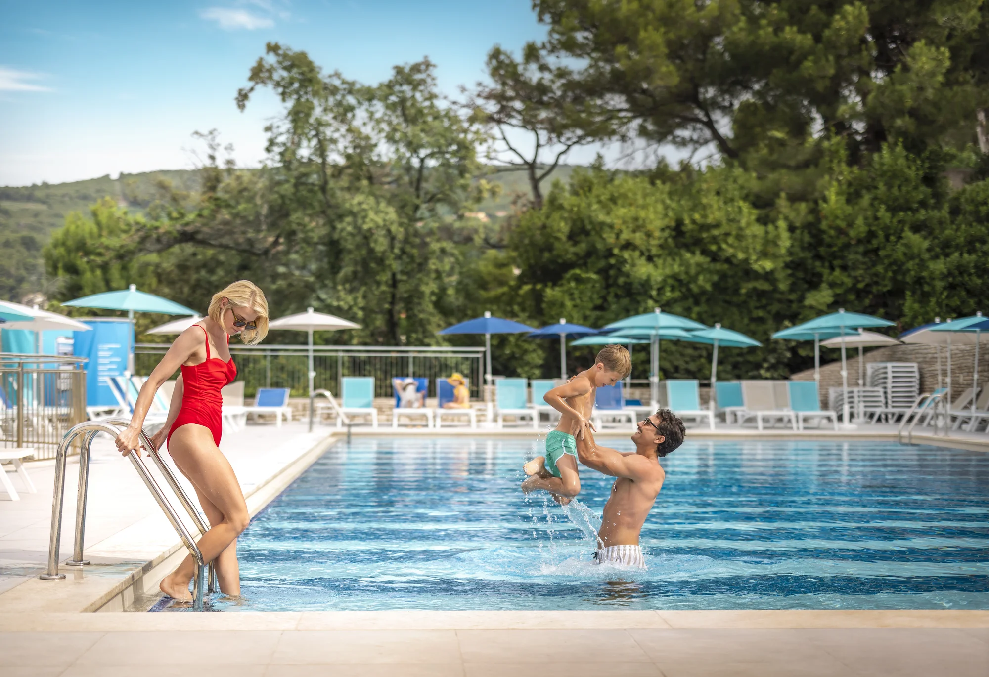 Rabac na Istrii: hotel 70 m od pláže, 4 bazény pro dospělé i děti, plná penze, 3. osoba zdarma