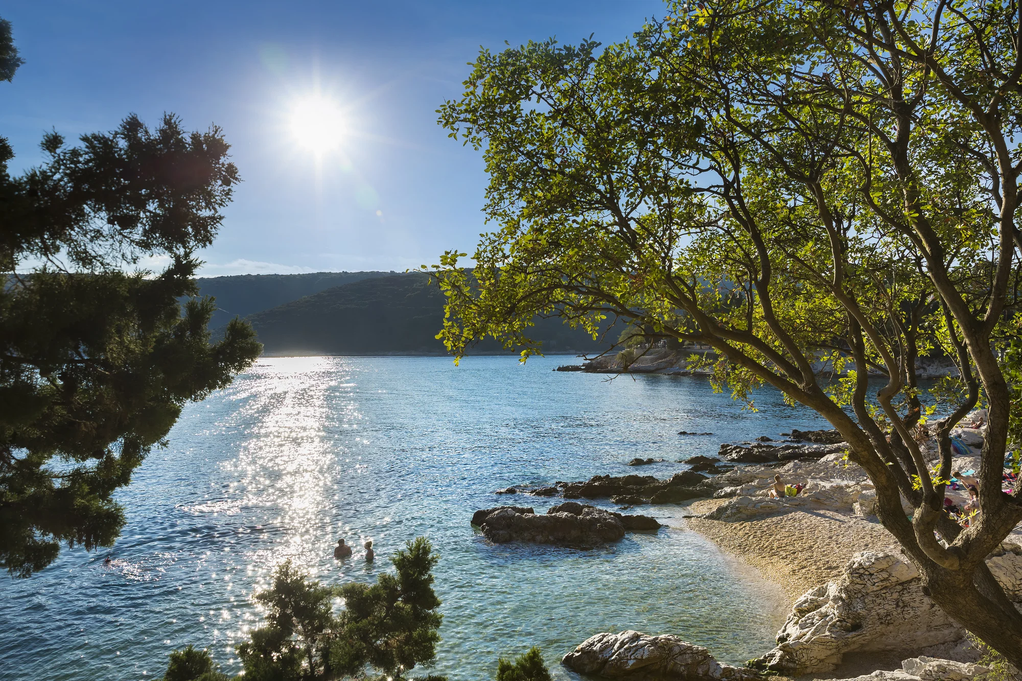 Rabac na Istrii: hotel 70 m od pláže, 4 bazény pro dospělé i děti, plná penze, 3. osoba zdarma