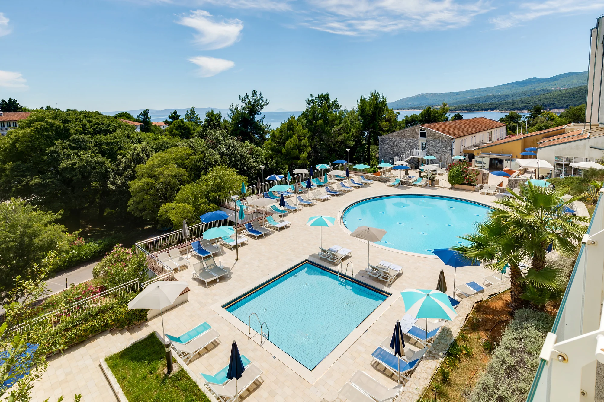 Rabac na Istrii: hotel 70 m od pláže, 4 bazény pro dospělé i děti, plná penze, 3. osoba zdarma