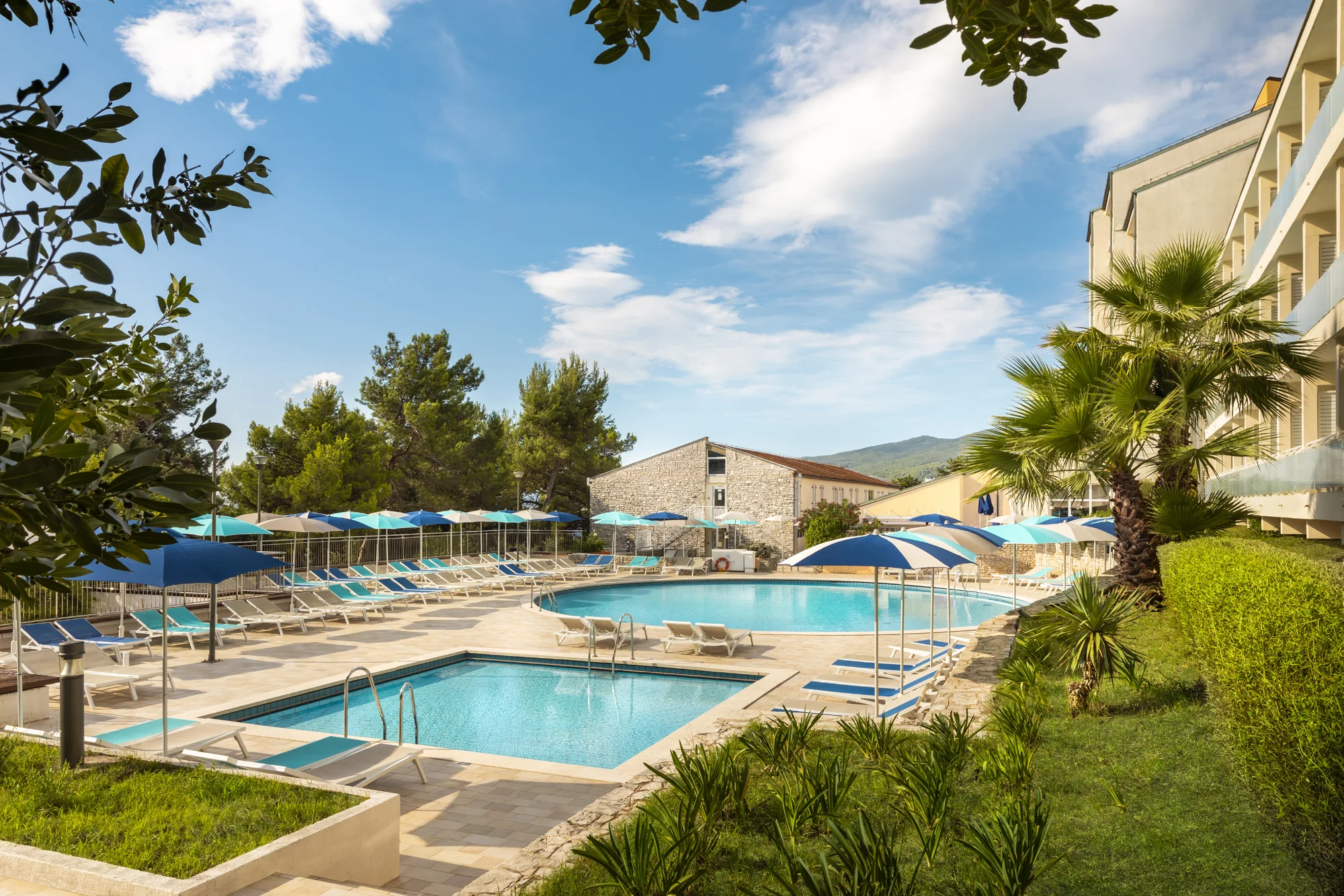 Rabac na Istrii: hotel 70 m od pláže, 4 bazény pro dospělé i děti, plná penze, 3. osoba zdarma