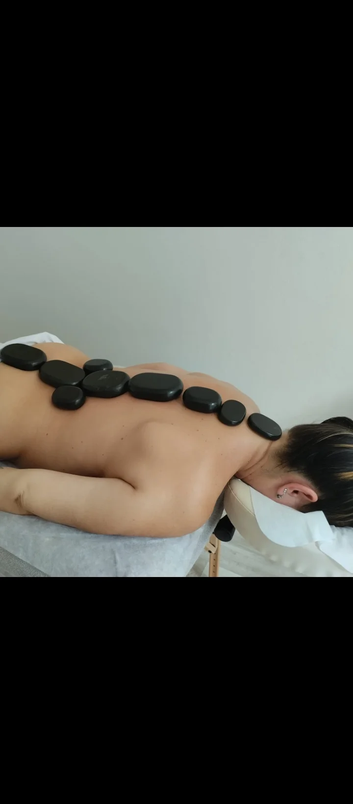 Masáže podle výběru v délce až 90 min.: relaxační, baňkování i lávové kameny