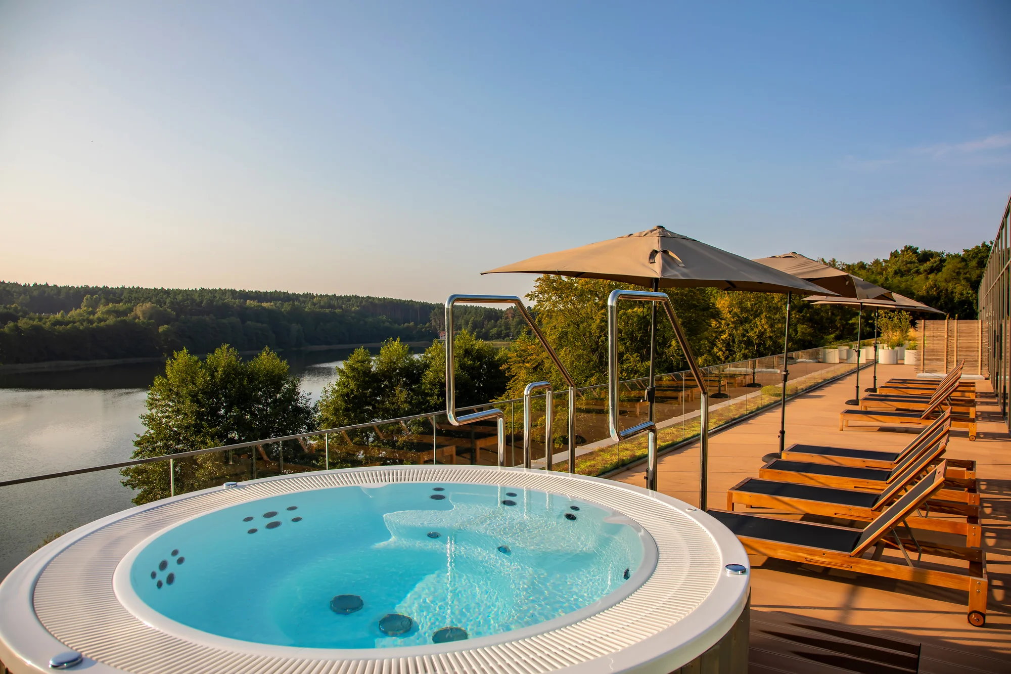 Nový hotel u jezera Wisełka: pláže Baltu i Volyňský park na dosah, wellness a polopenze v ceně