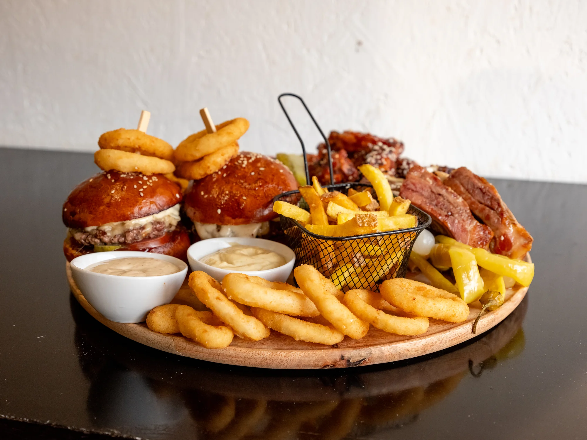 Masové prkno plné kuřecích křídel, žeber i miniburgerů: 1 kg nebo 1,5 kg