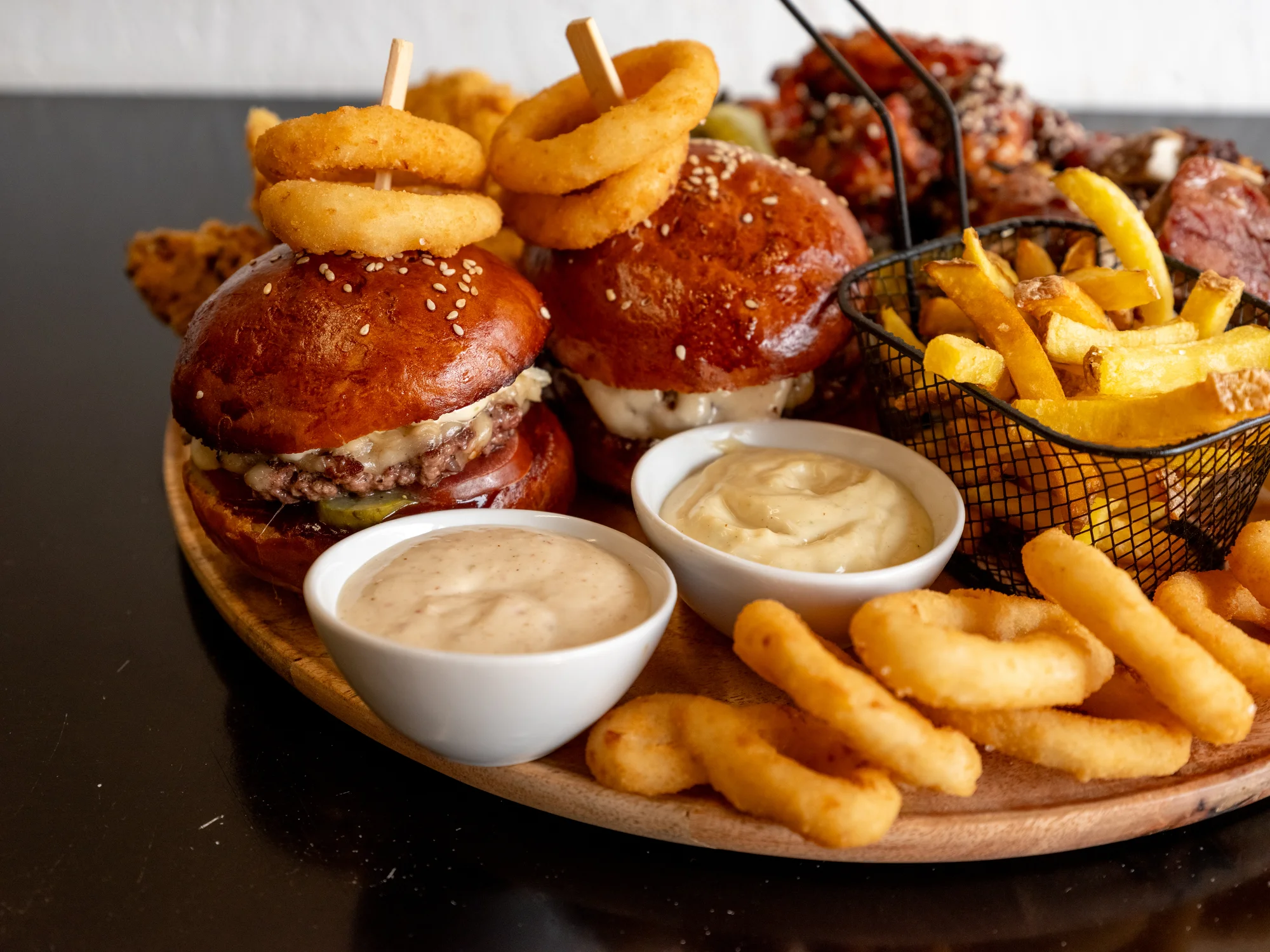 Masové prkno plné kuřecích křídel, žeber i miniburgerů: 1 kg nebo 1,5 kg